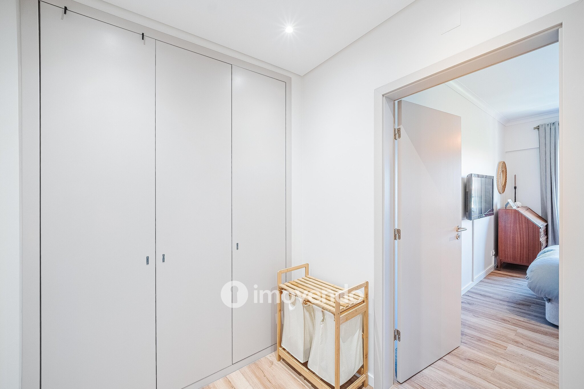 Apartamento T3 com garagem, em condomínio com piscina, em Bicesse