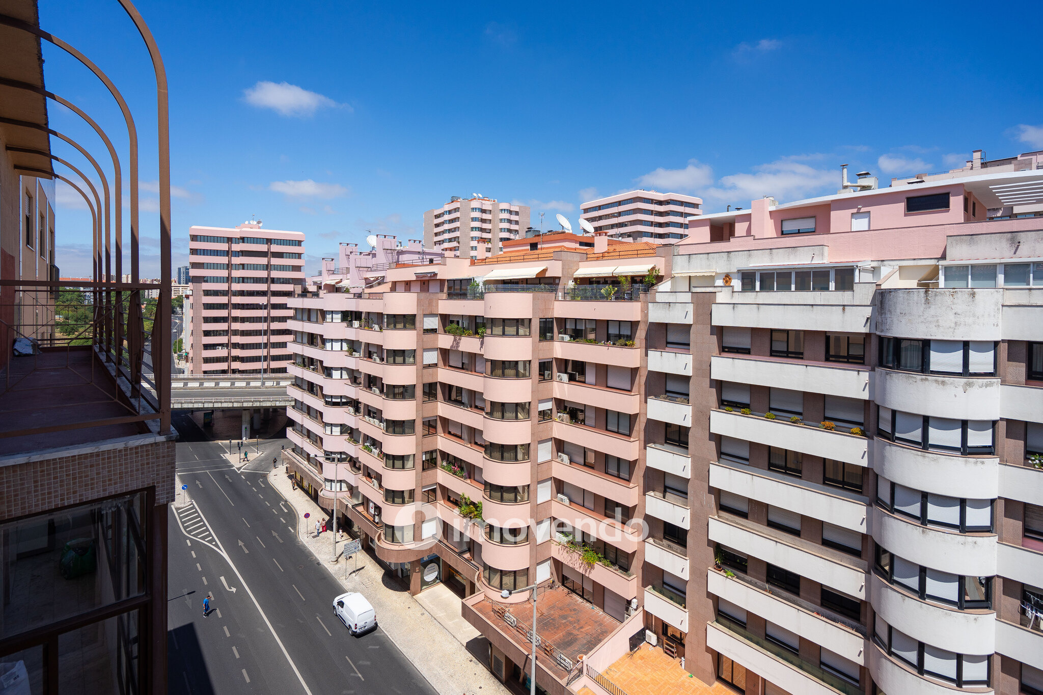 Apartamento T3, com arrecadação e boas áreas, na Estrada da Luz