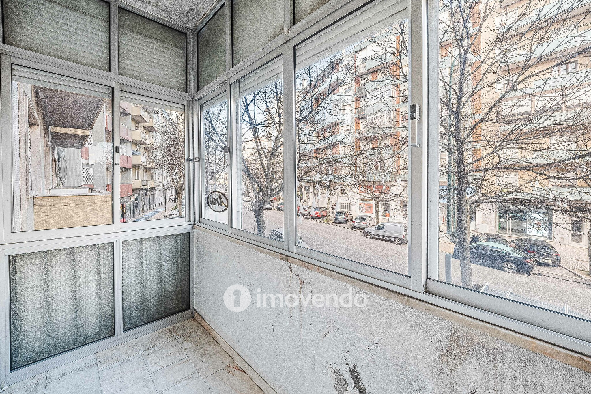 Apartamento T3 com áreas amplas, para renovação, em Benfica