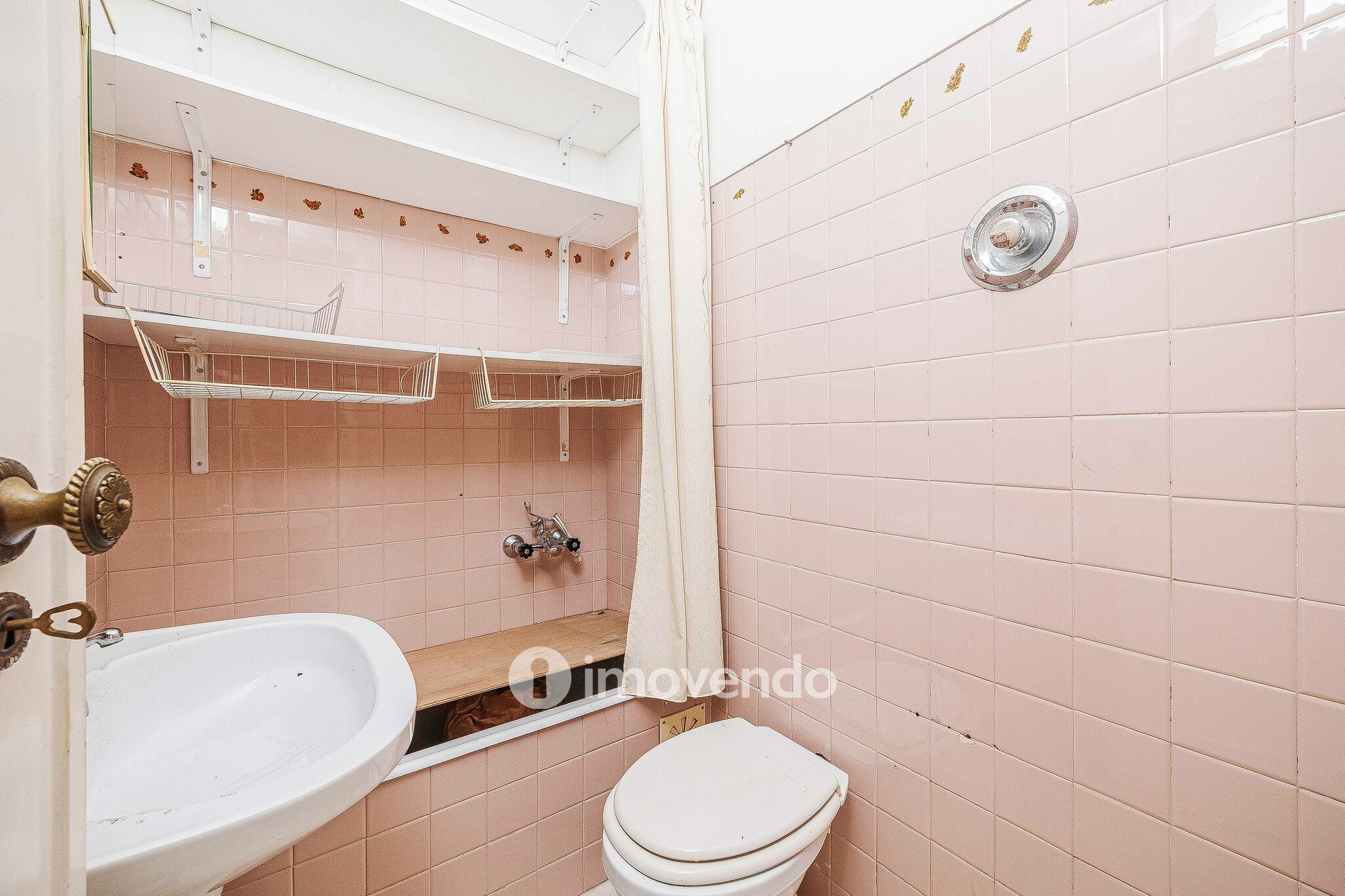 Apartamento T3 com áreas amplas, para renovação, em Benfica