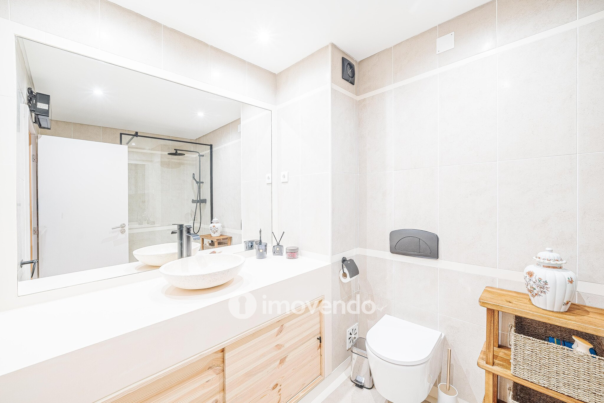 Apartamento T3 com garagem, em condomínio com piscina, em Bicesse