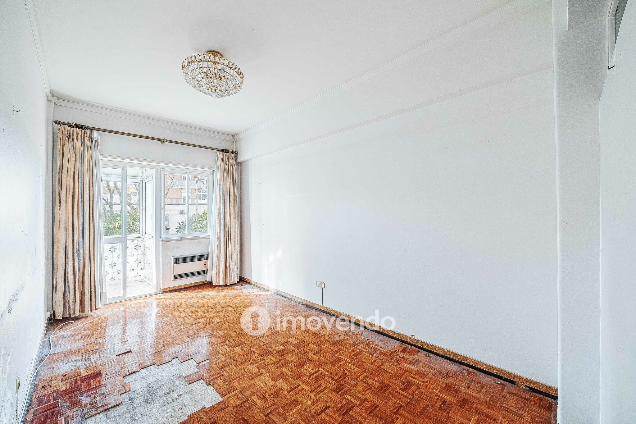 Apartamento T3 com áreas amplas, para renovação, em Benfica