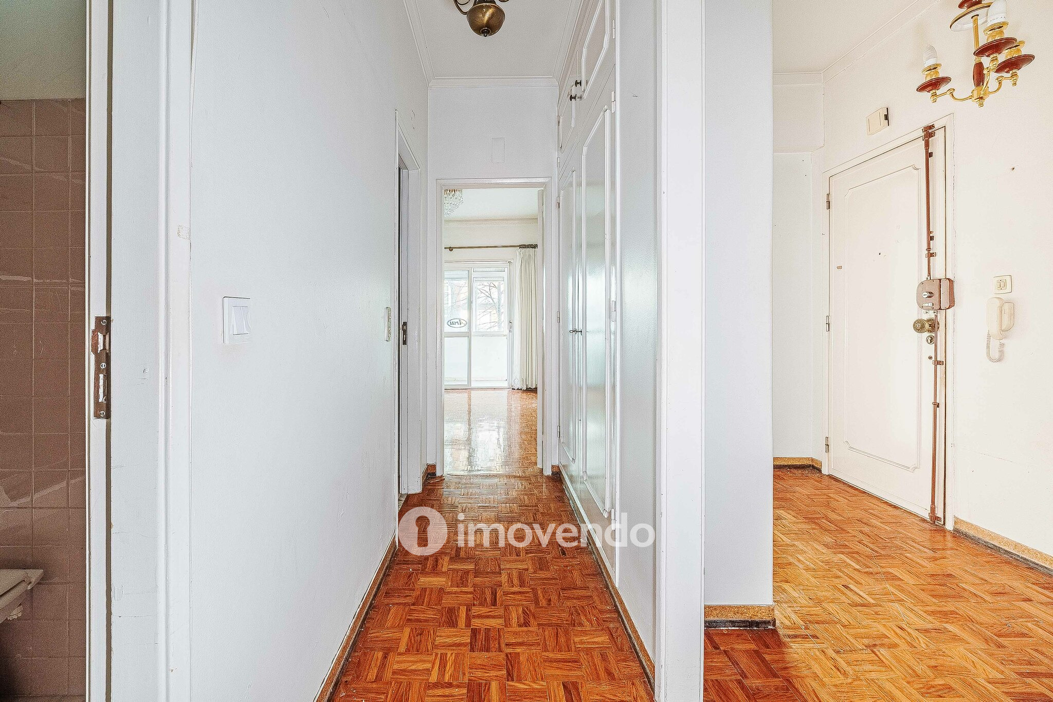 Apartamento T3 com áreas amplas, para renovação, em Benfica