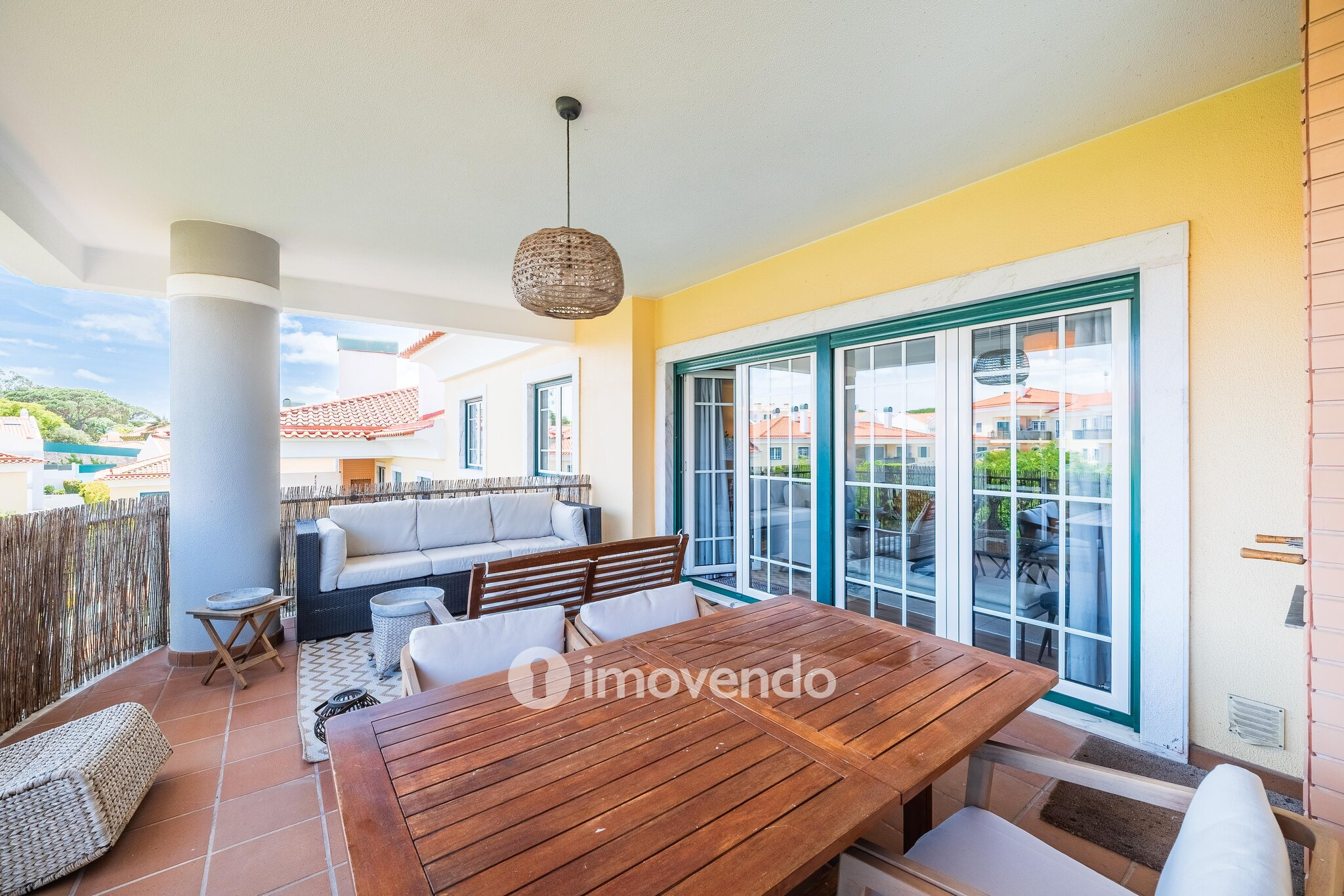 Apartamento T3 com garagem, em condomínio com piscina, em Bicesse