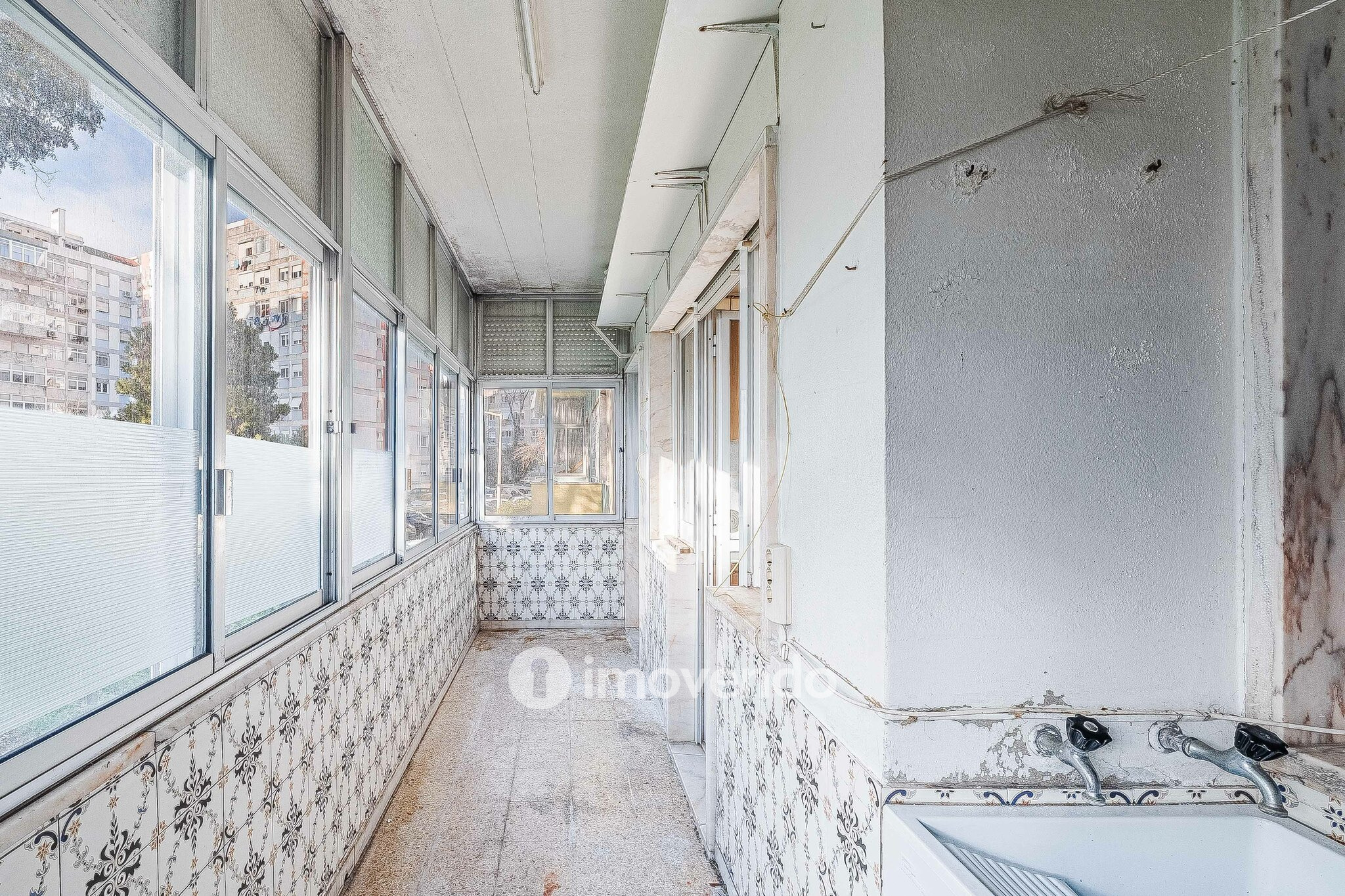 Apartamento T3 com áreas amplas, para renovação, em Benfica