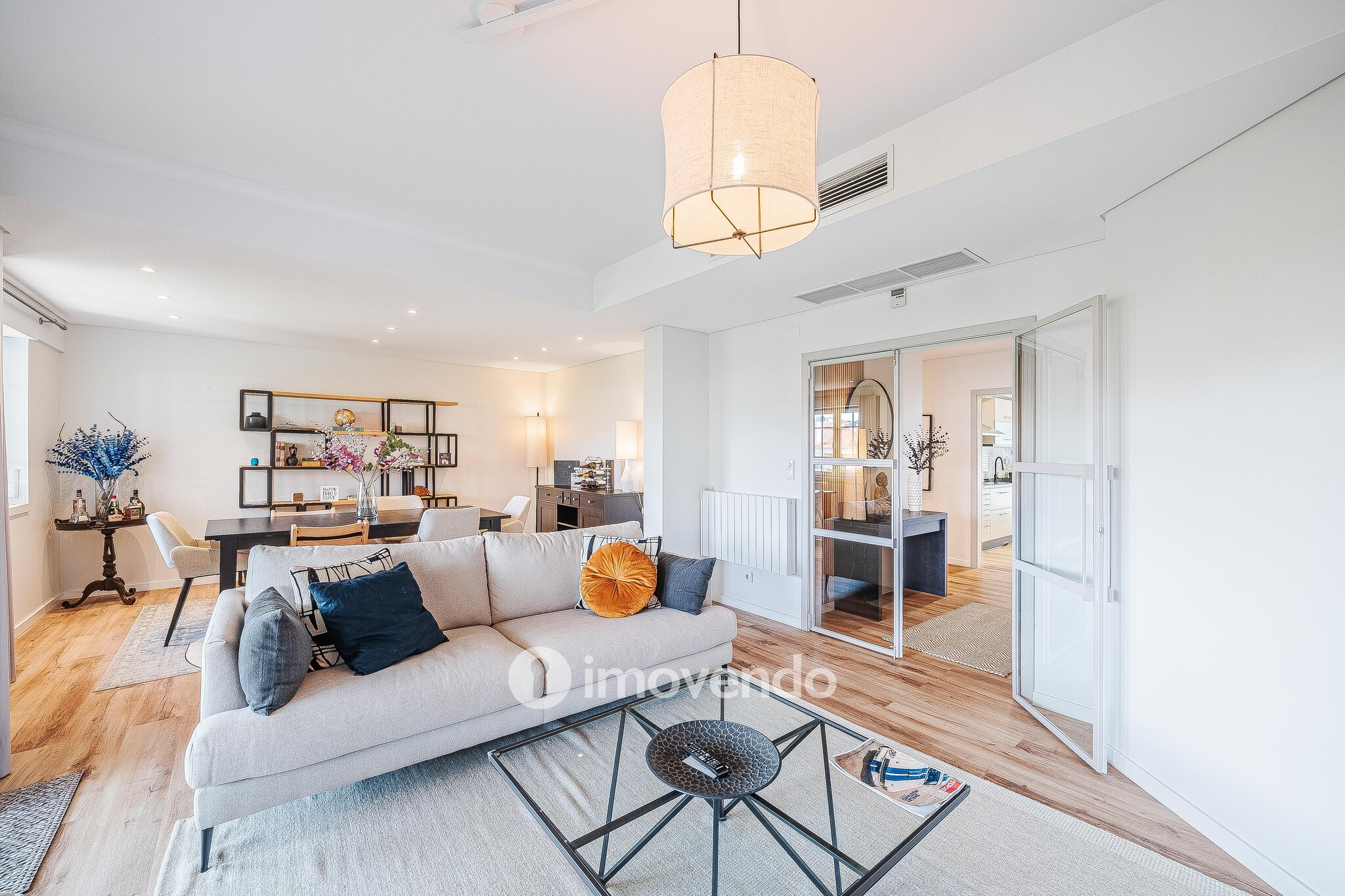 Apartamento T3 com garagem, em condomínio com piscina, em Bicesse