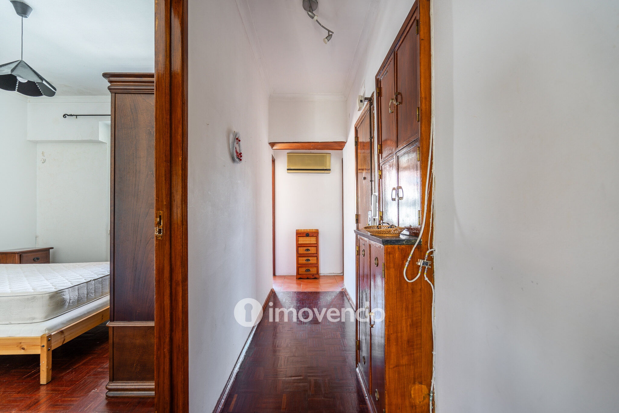 Apartamento T3, com arrecadação e boas áreas, na Estrada da Luz