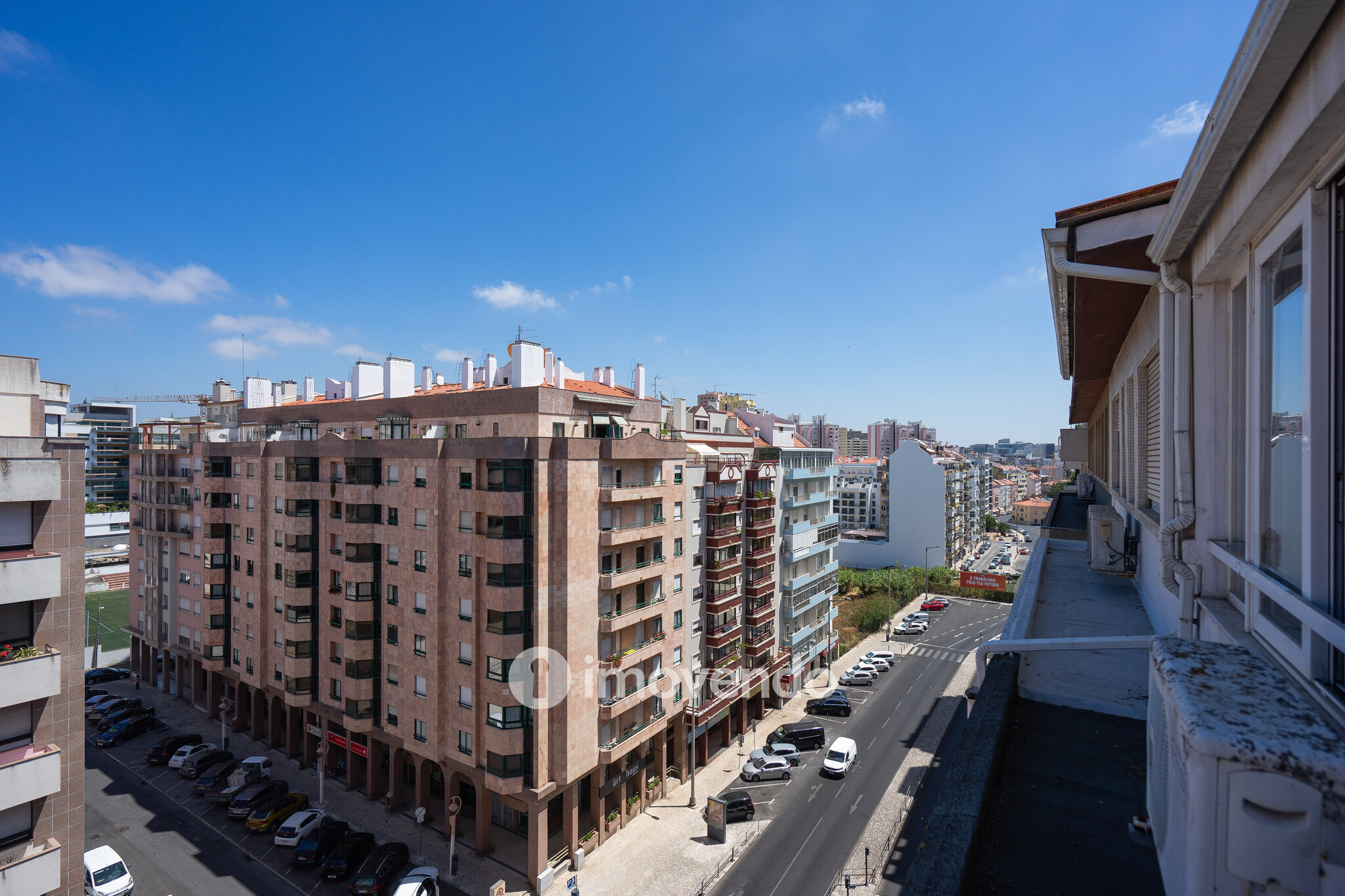 Apartamento T3, com arrecadação e boas áreas, na Estrada da Luz