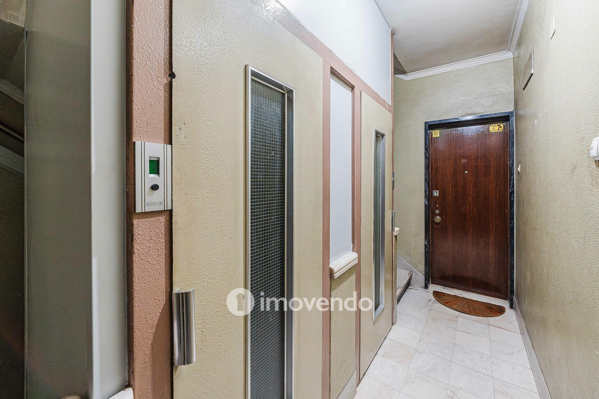 Apartamento T3 com áreas amplas, para renovação, em Benfica