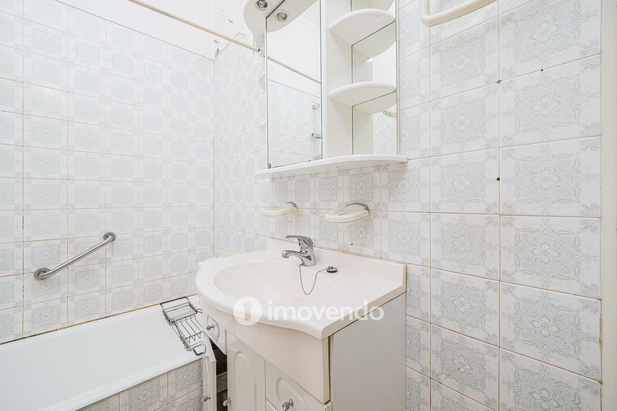 Apartamento T3 com áreas amplas, para renovação, em Benfica