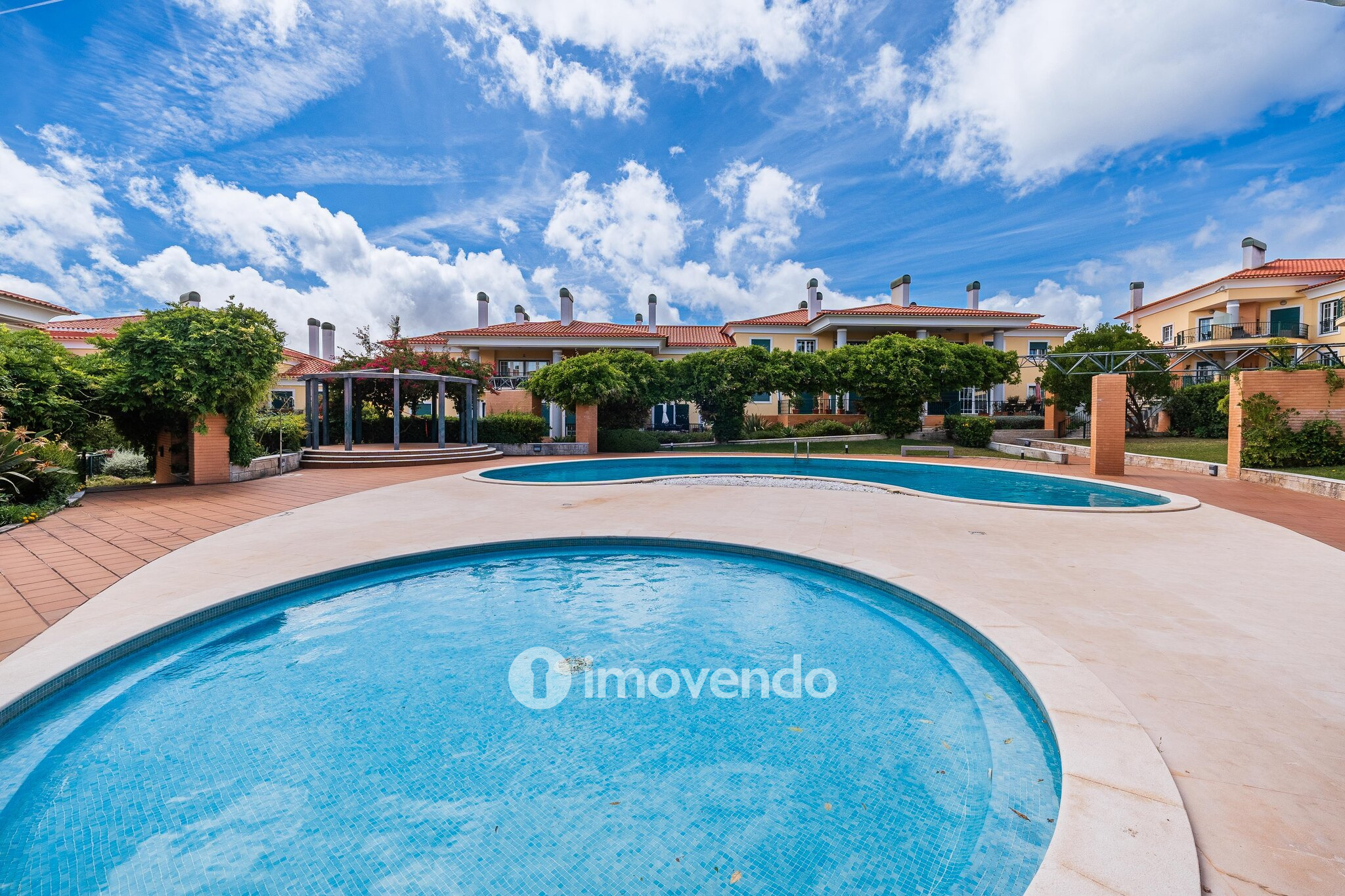 Apartamento T3 com garagem, em condomínio com piscina, em Bicesse