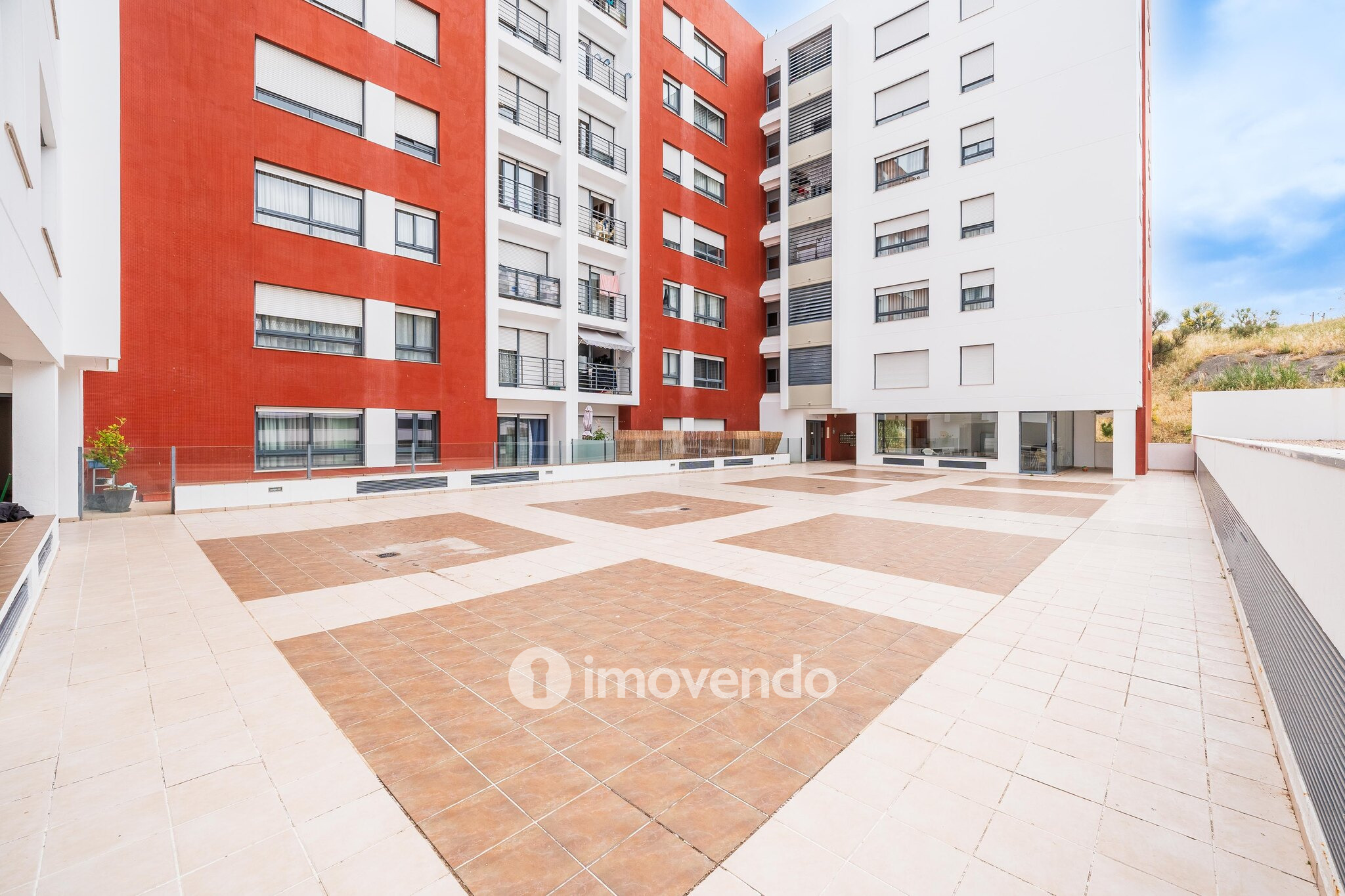 Apartamento T3, com estacionamento e terraço, em Loures