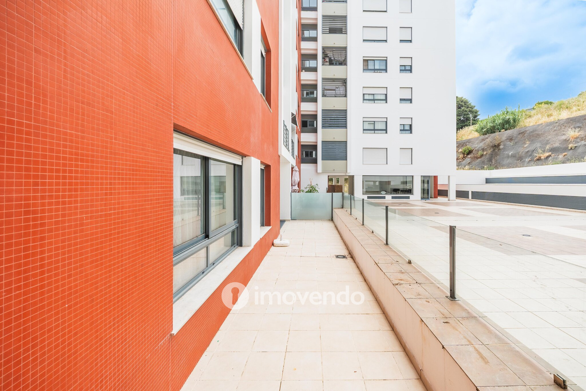 Apartamento T3, com estacionamento e terraço, em Loures