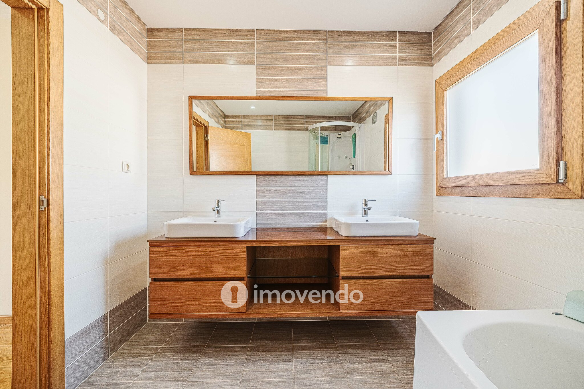 Moradia T4, com condomínio com piscina, em Almargem do Bispo