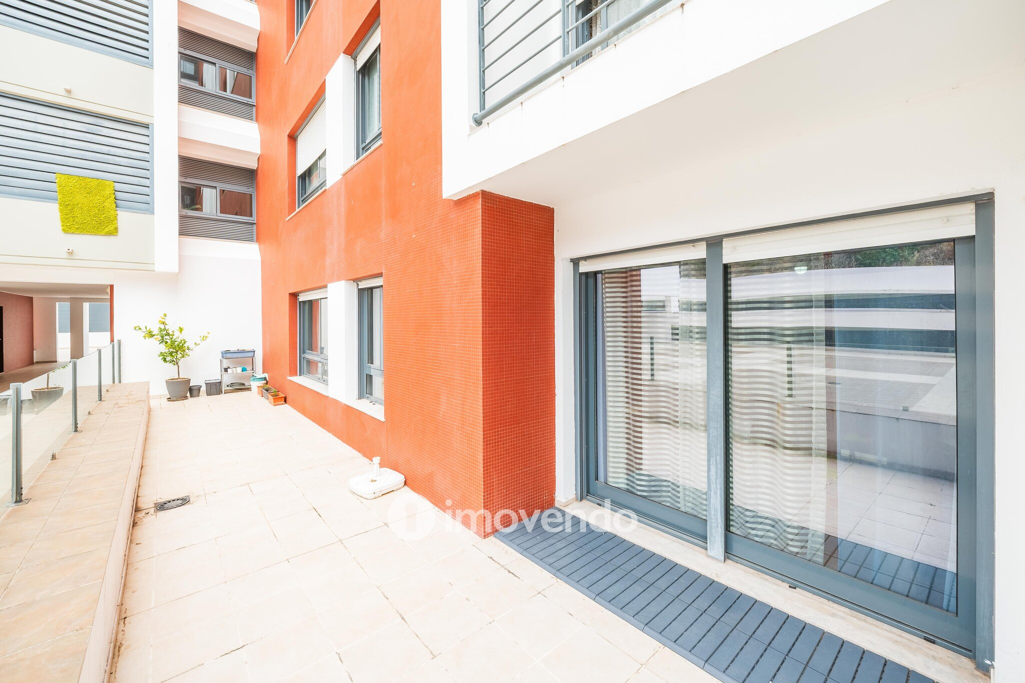 Apartamento T3, com estacionamento e terraço, em Loures