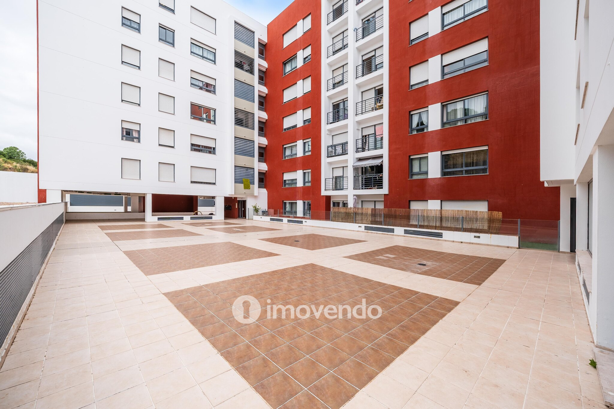 Apartamento T3, com estacionamento e terraço, em Loures