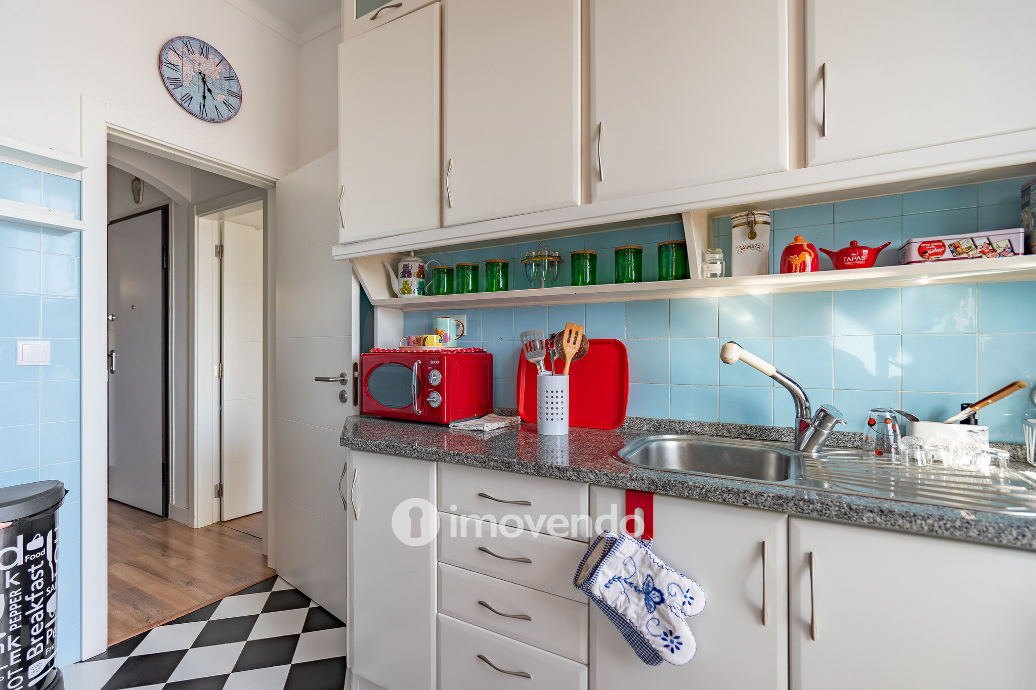 Apartamento T3+1 com áreas amplas e cozinha equipada, no Lumiar