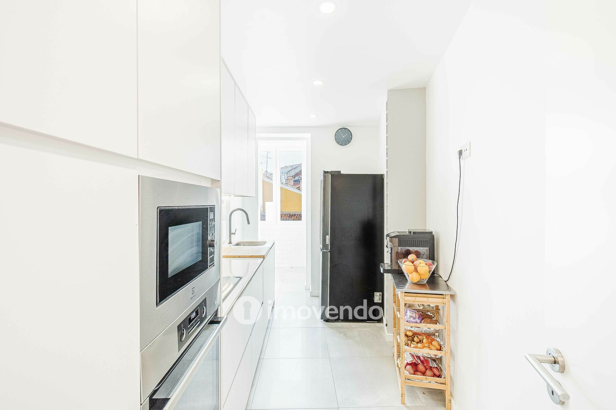 Apartamento T3+1 remodelado, com cozinha equipada, em Arroios
