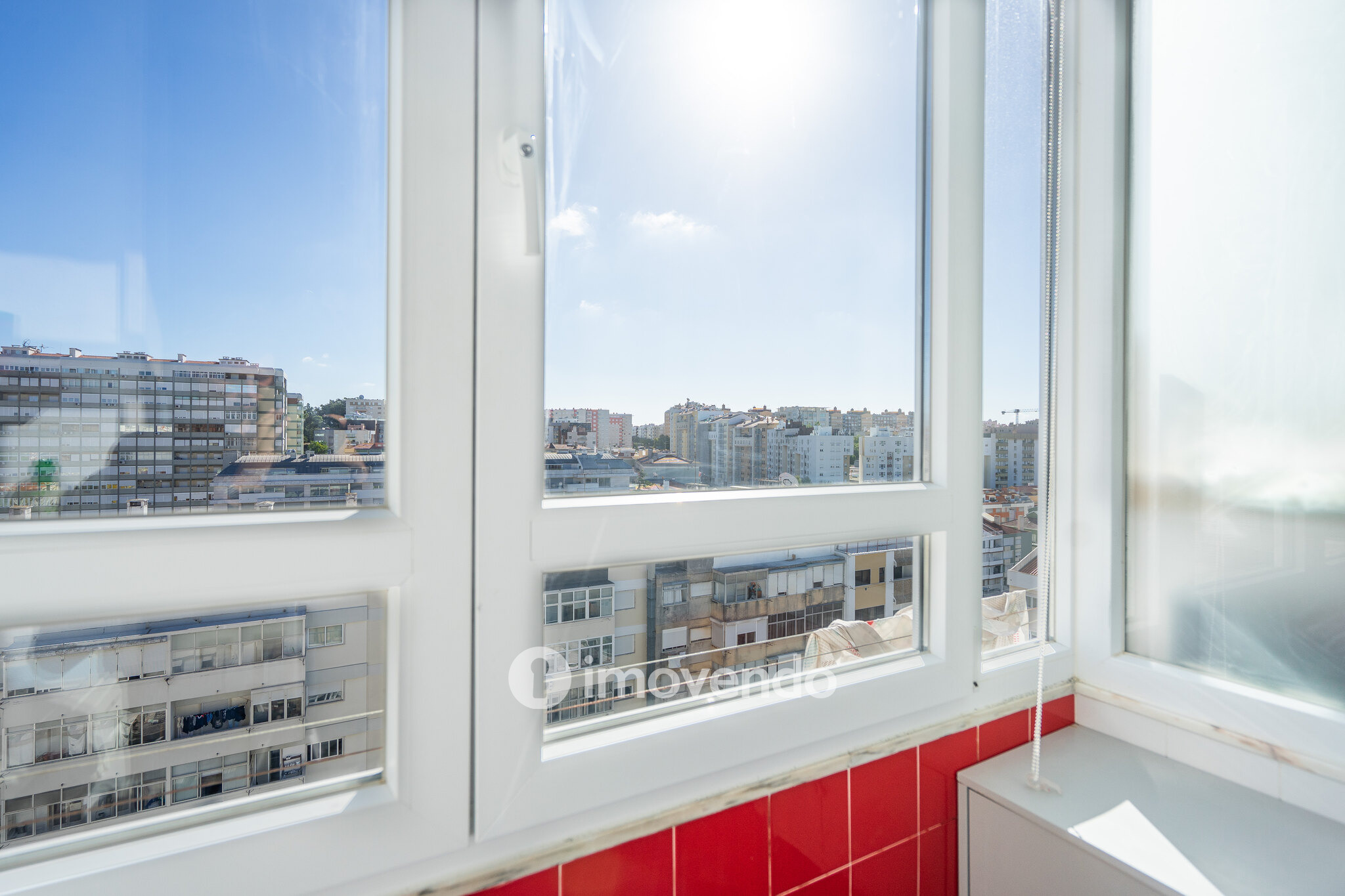 Apartamento T3+1 com áreas amplas e cozinha equipada, no Lumiar