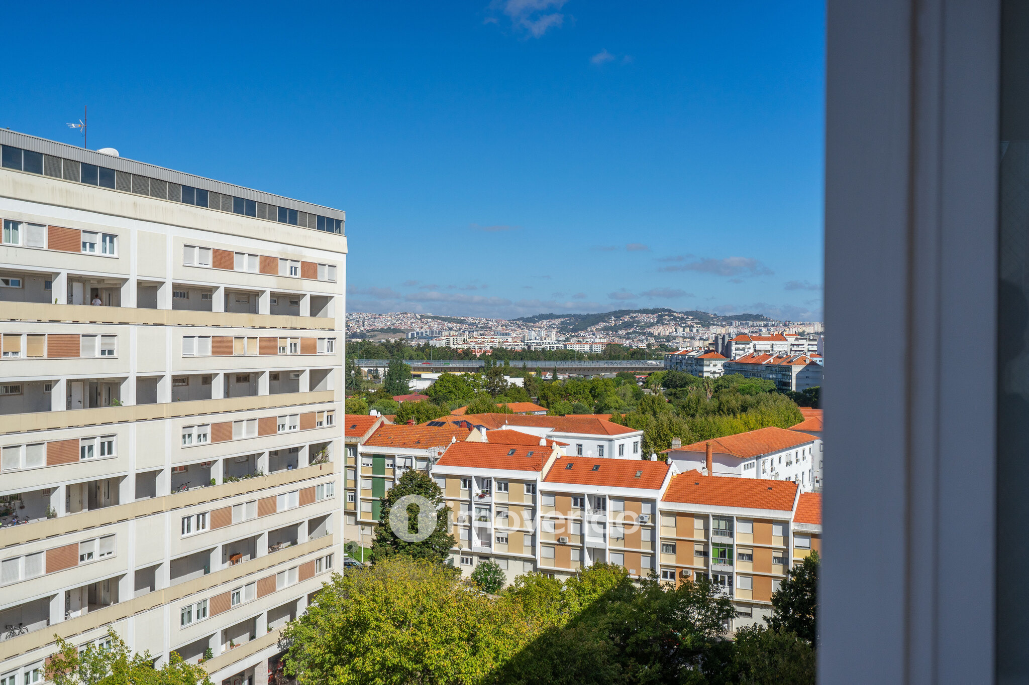 Apartamento T3+1 com áreas amplas e cozinha equipada, no Lumiar