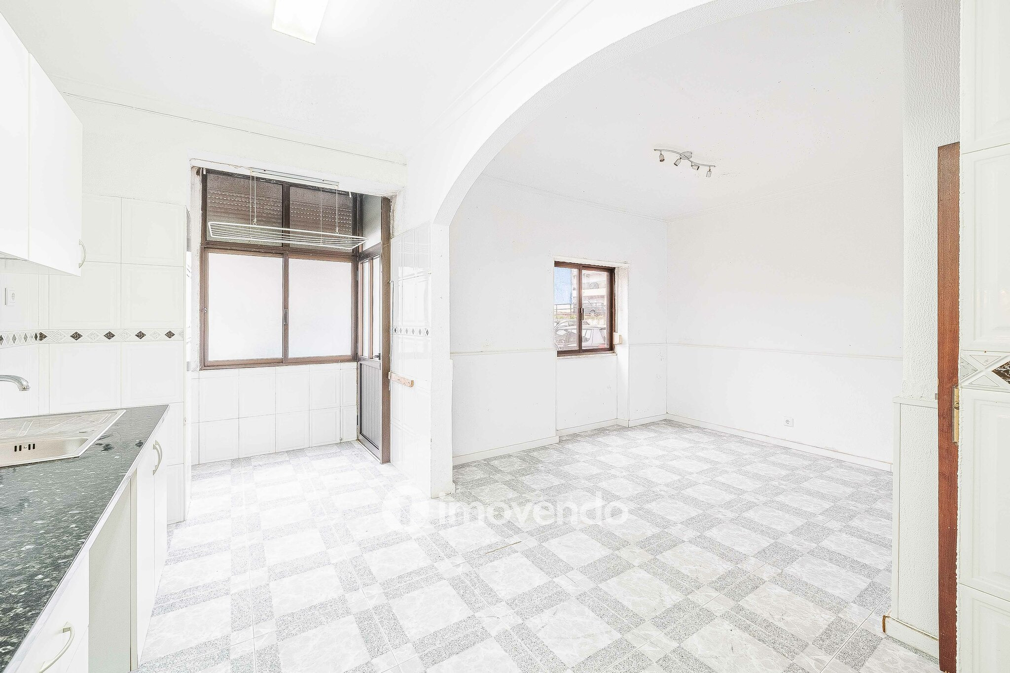 Apartamento T3 vazio, com áreas generosas, no Barreiro