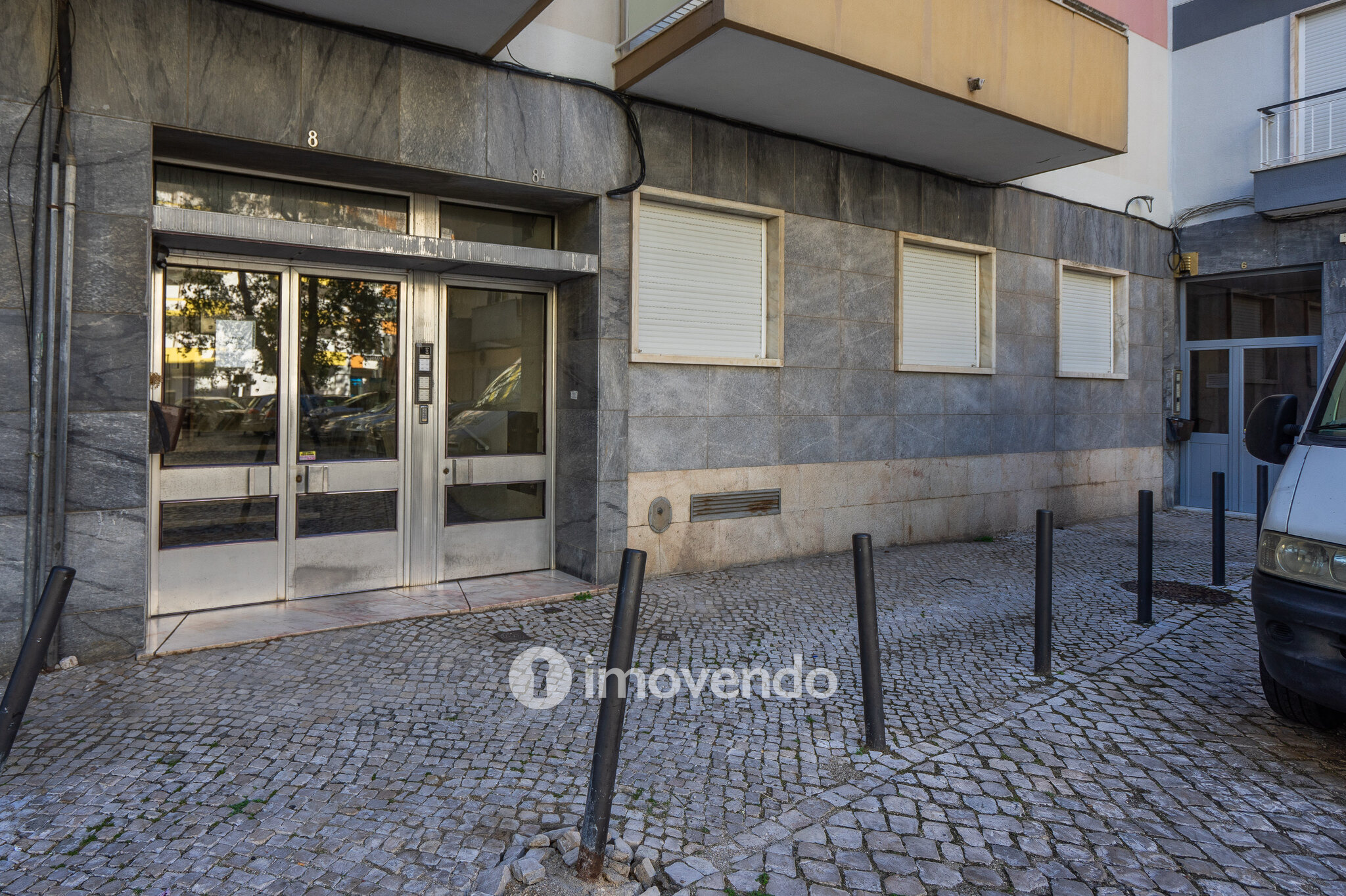 Apartamento T3+1 com áreas amplas e cozinha equipada, no Lumiar