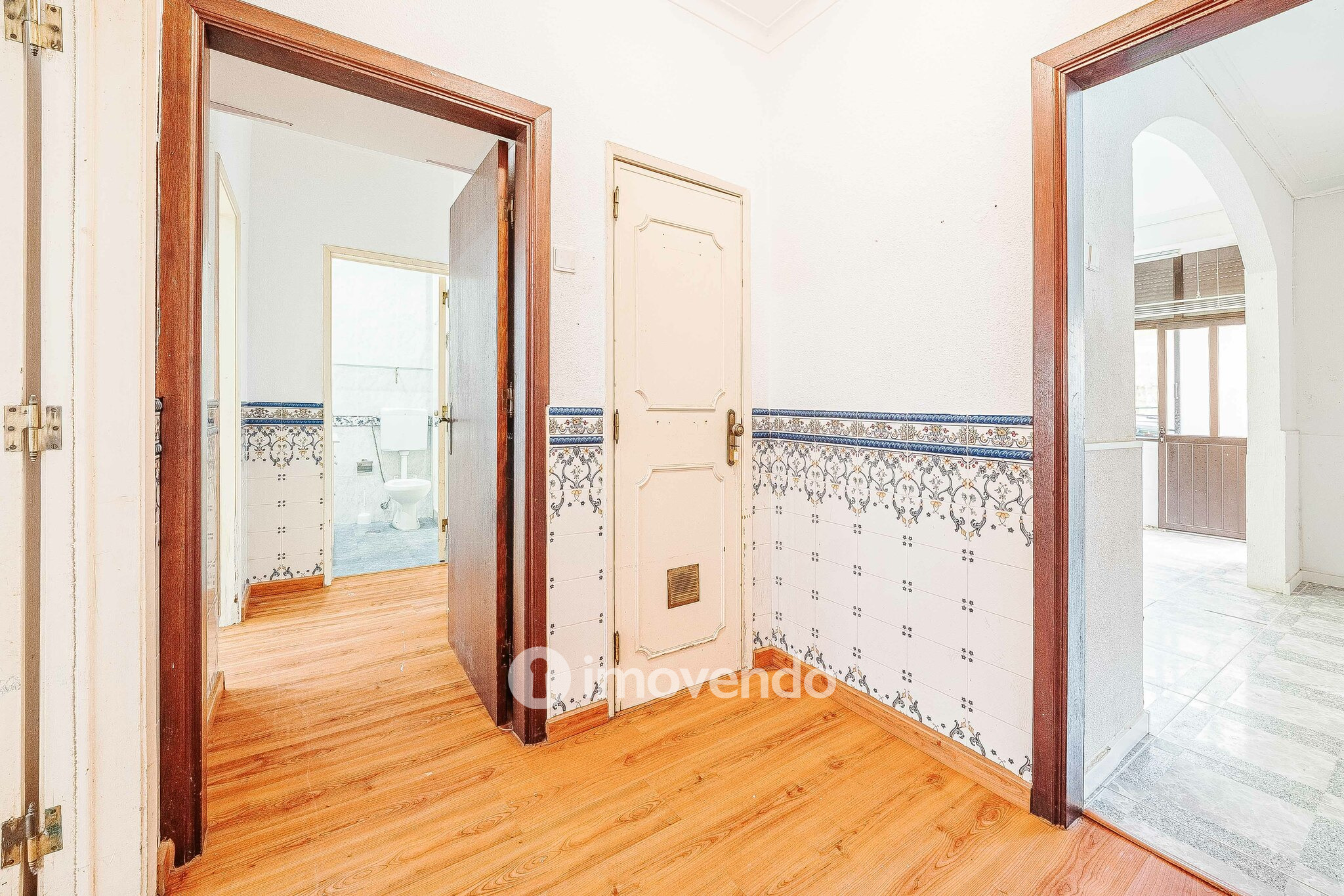 Apartamento T3 vazio, com áreas generosas, no Barreiro