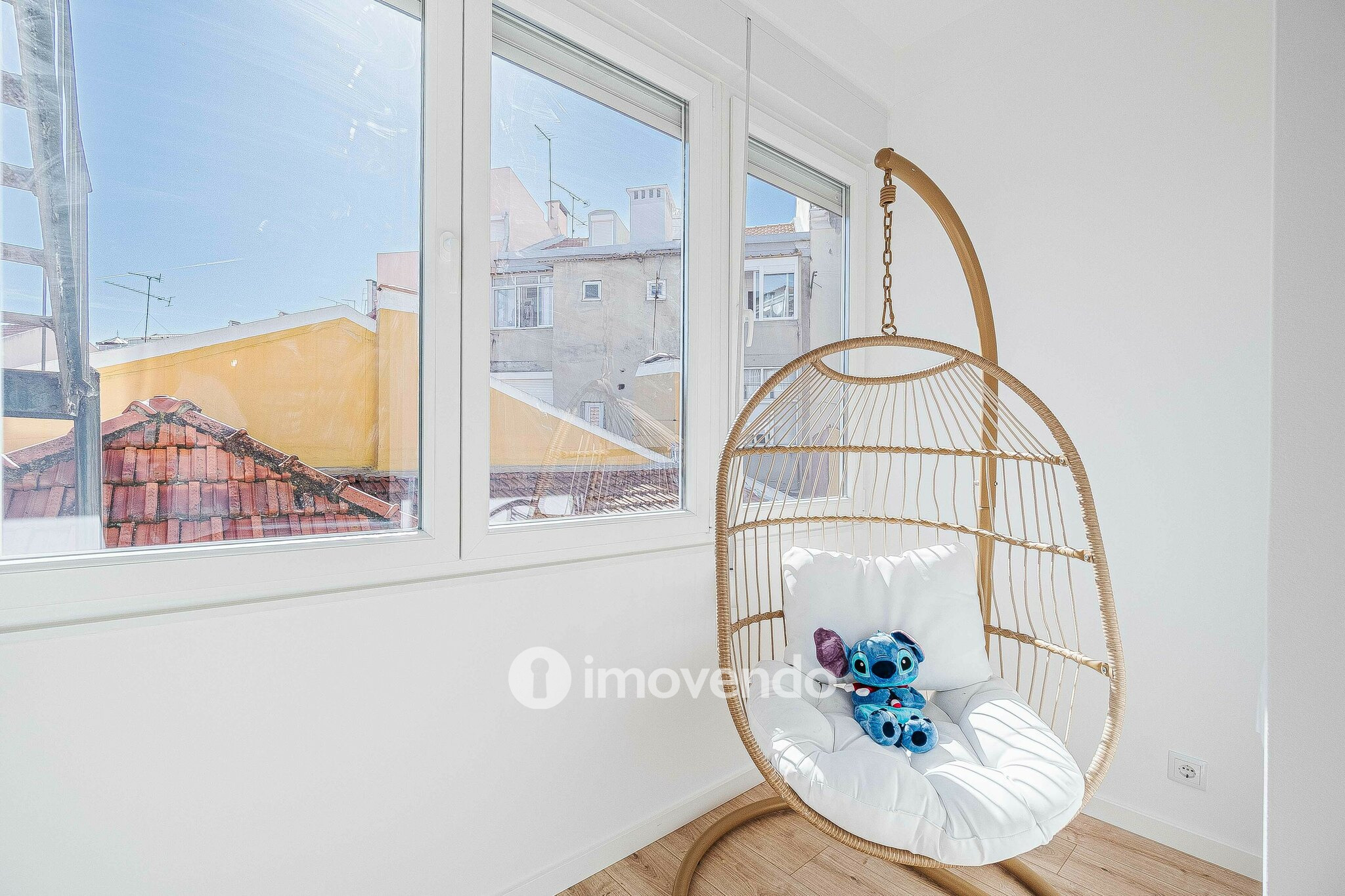 Apartamento T3+1 remodelado, com cozinha equipada, em Arroios