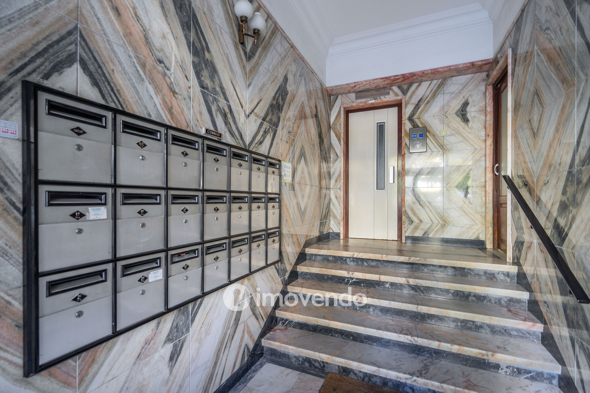 Apartamento T3+1 com áreas amplas e cozinha equipada, no Lumiar