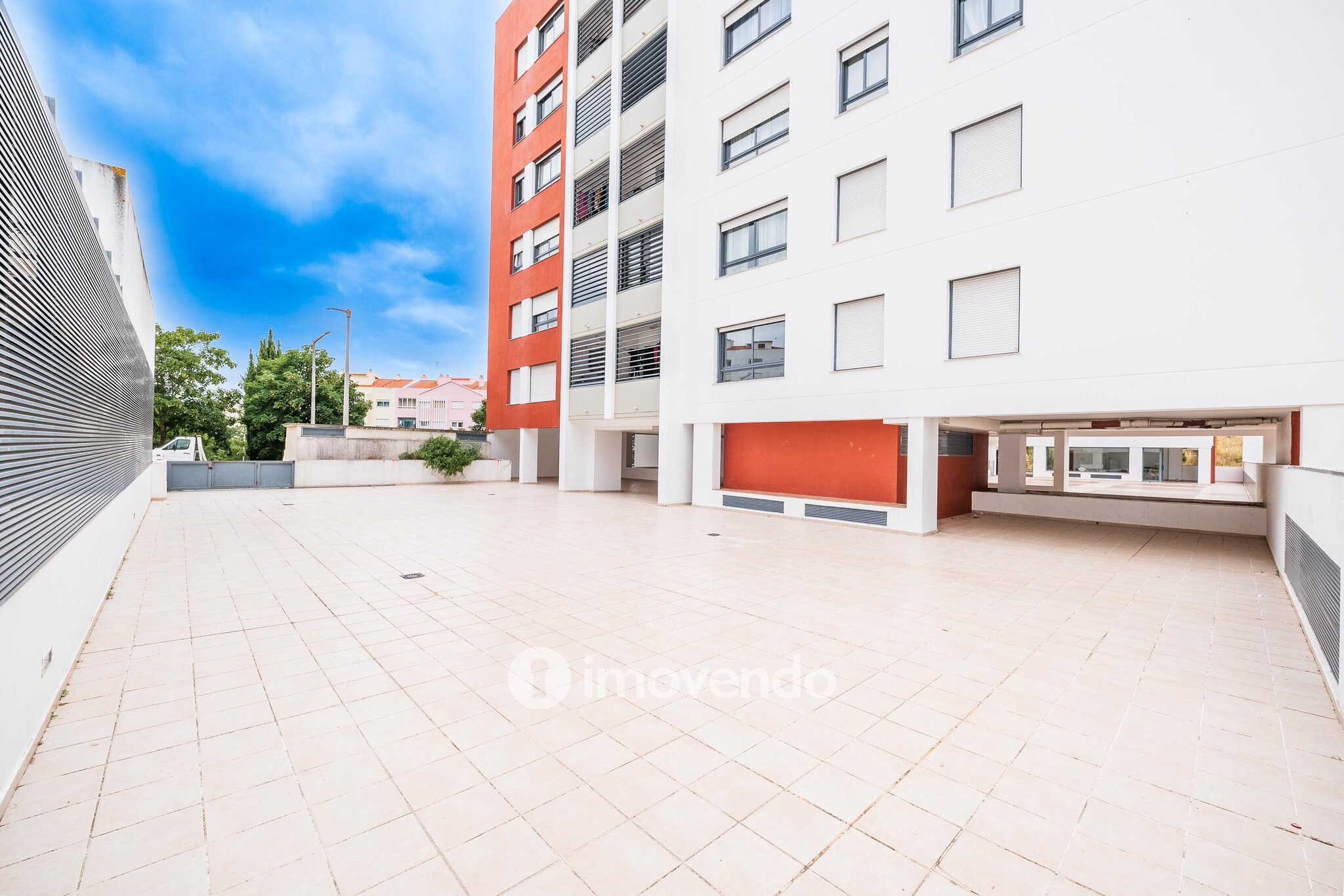 Apartamento T3, com estacionamento e terraço, em Loures