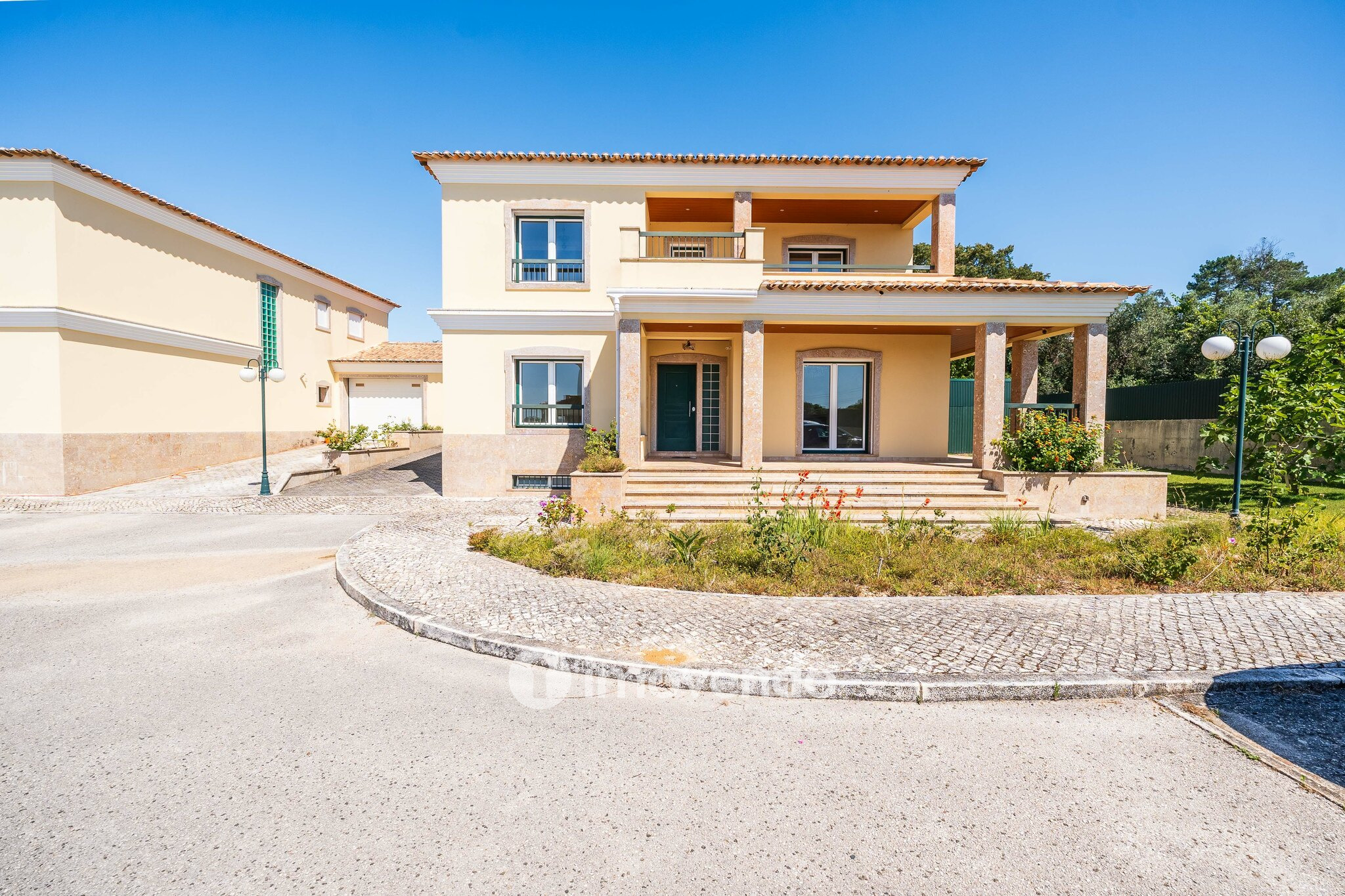 Moradia T4, com condomínio com piscina, em Almargem do Bispo