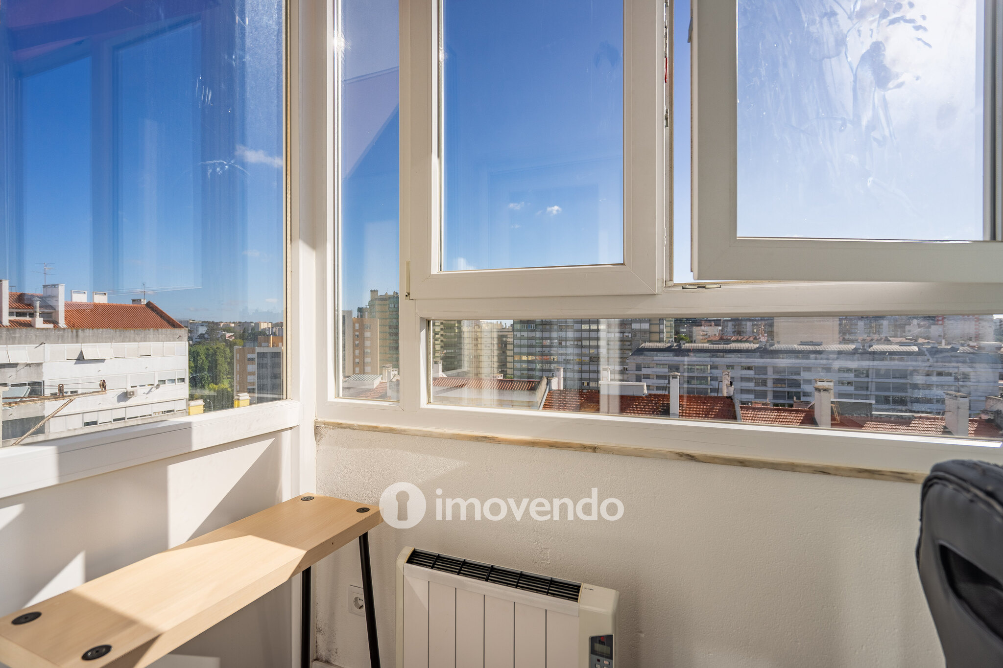 Apartamento T3+1 com áreas amplas e cozinha equipada, no Lumiar