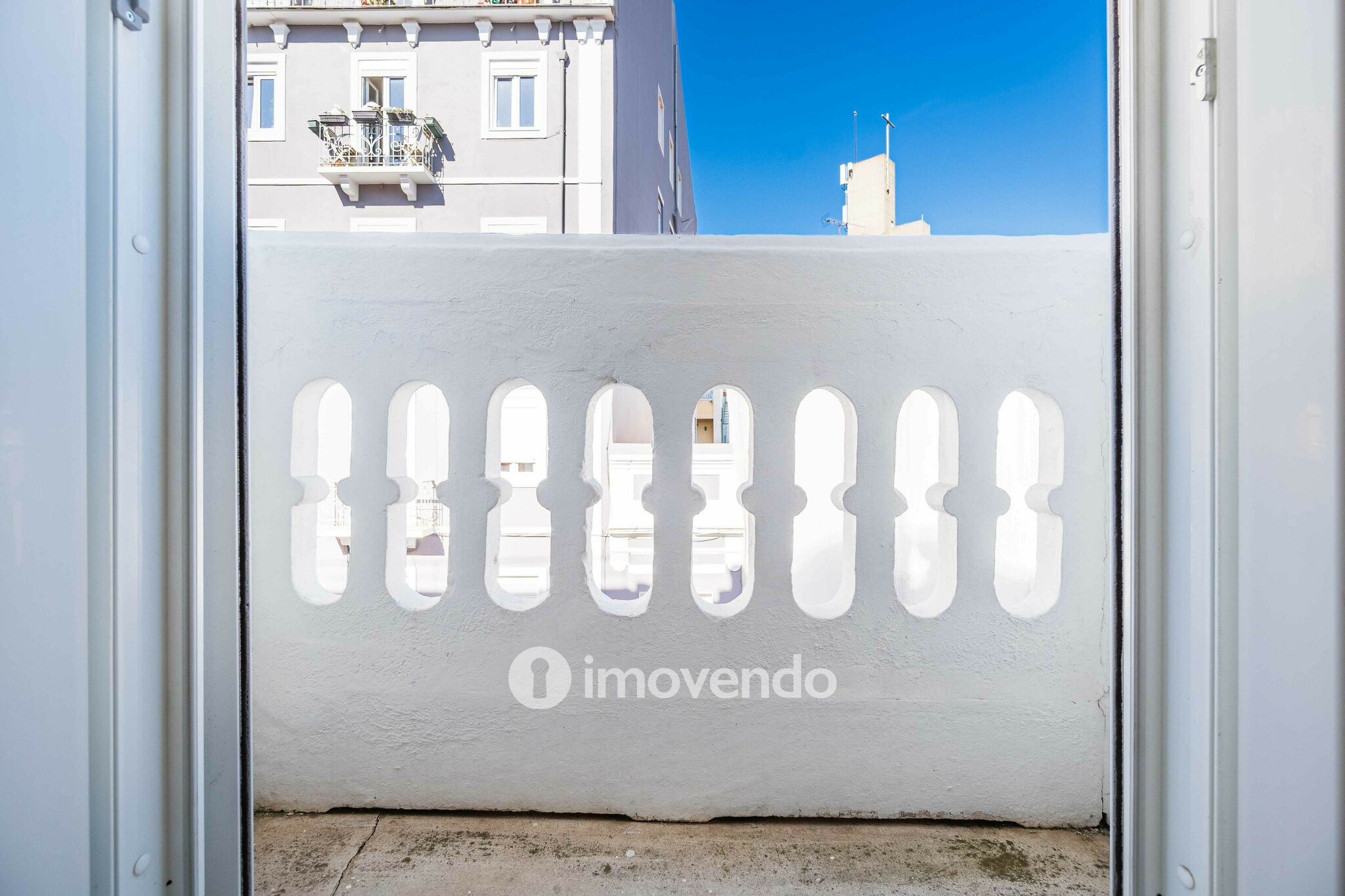 Apartamento T3+1 remodelado, com cozinha equipada, em Arroios