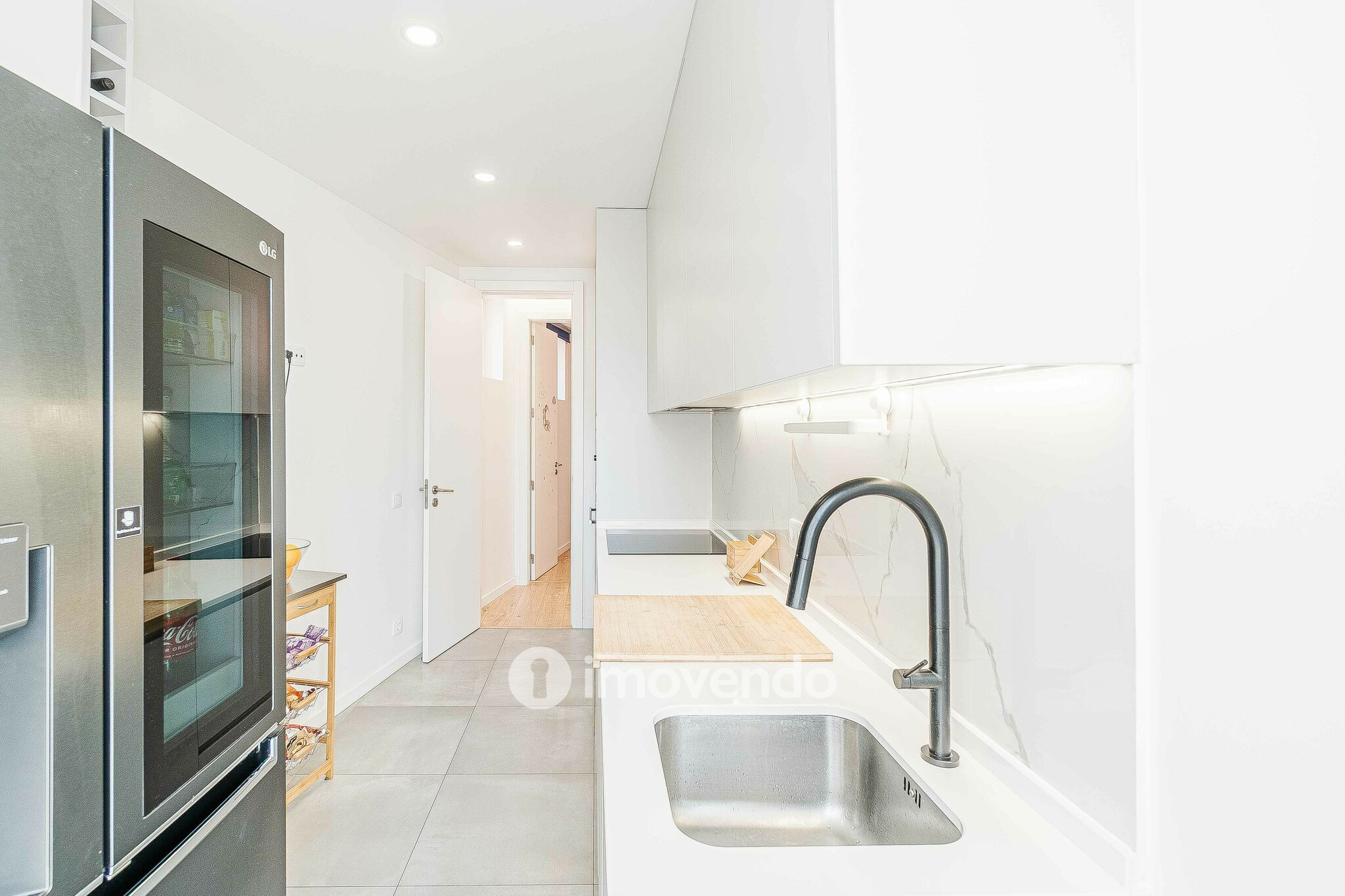 Apartamento T3+1 remodelado, com cozinha equipada, em Arroios