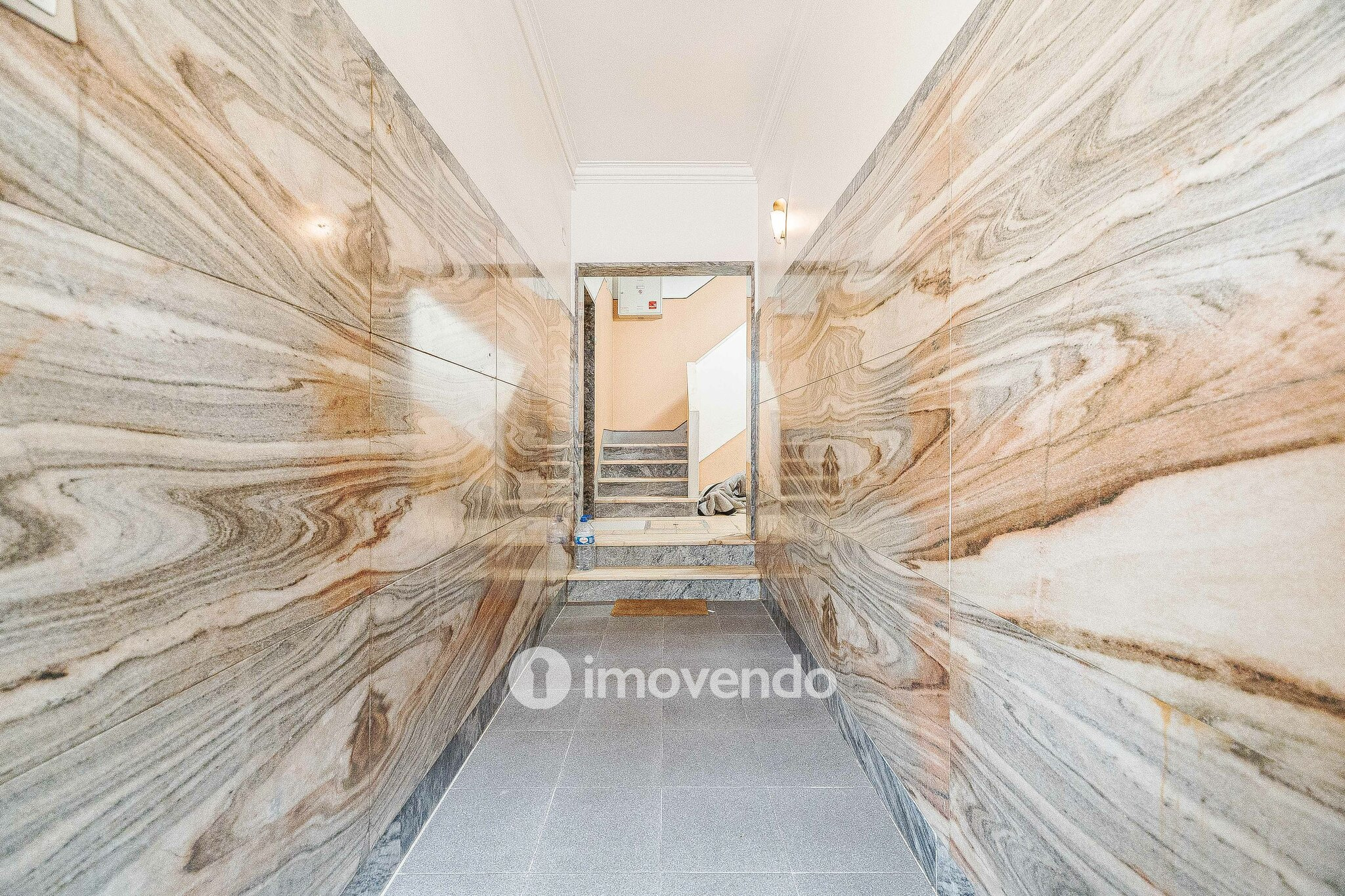 Apartamento T3 vazio, com áreas generosas, no Barreiro