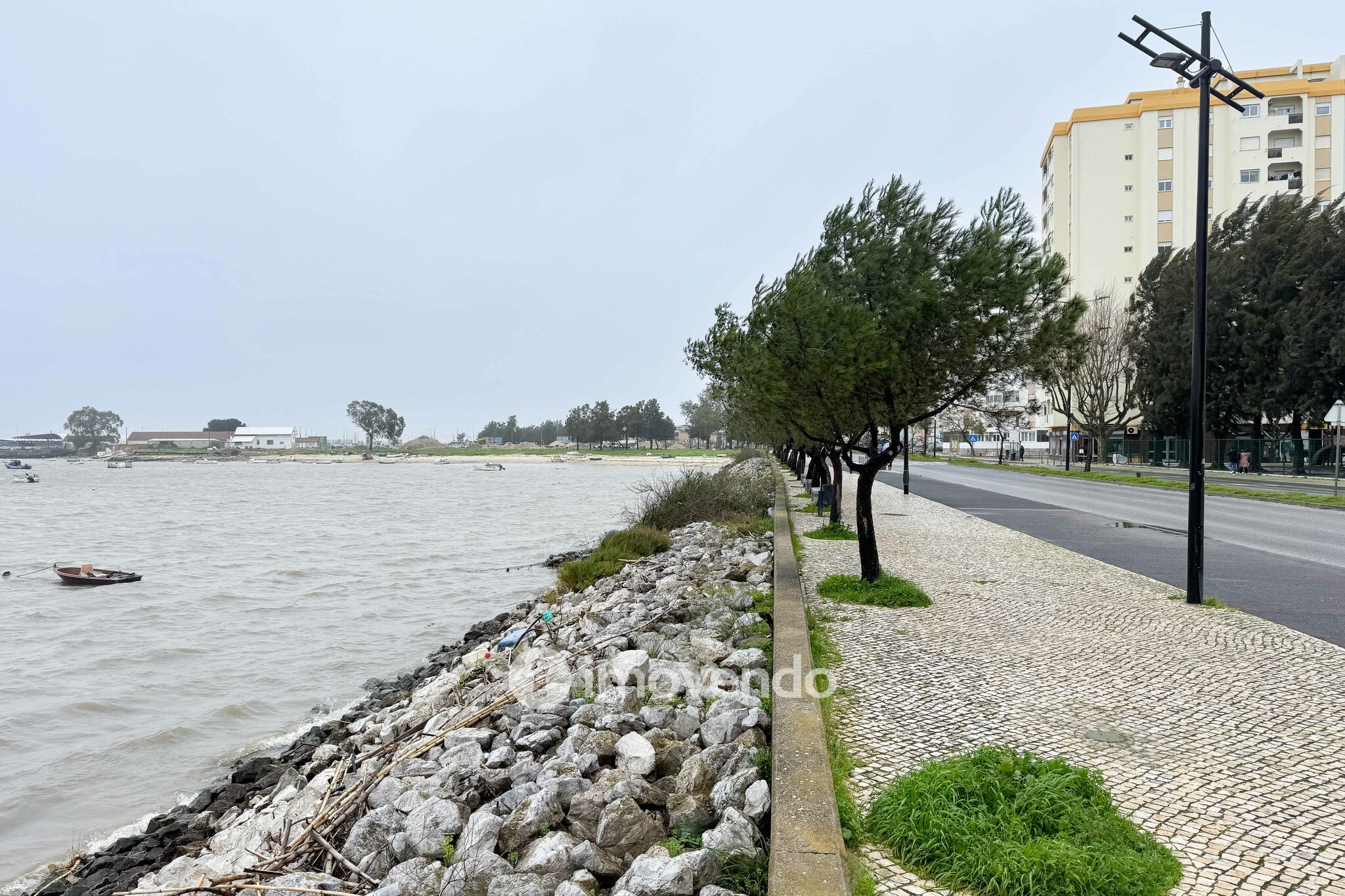 Apartamento T3 vazio, com áreas generosas, no Barreiro