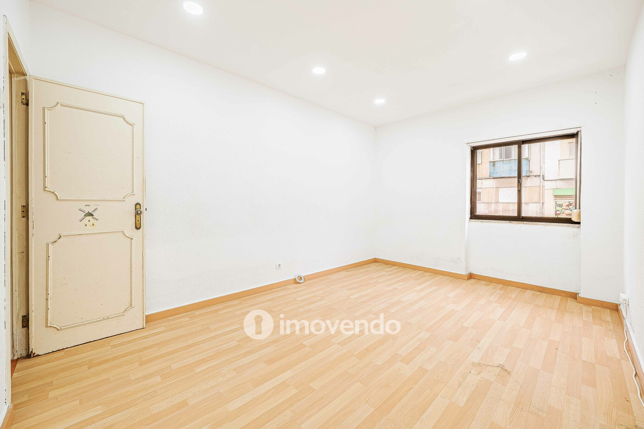 Apartamento T3 vazio, com áreas generosas, no Barreiro
