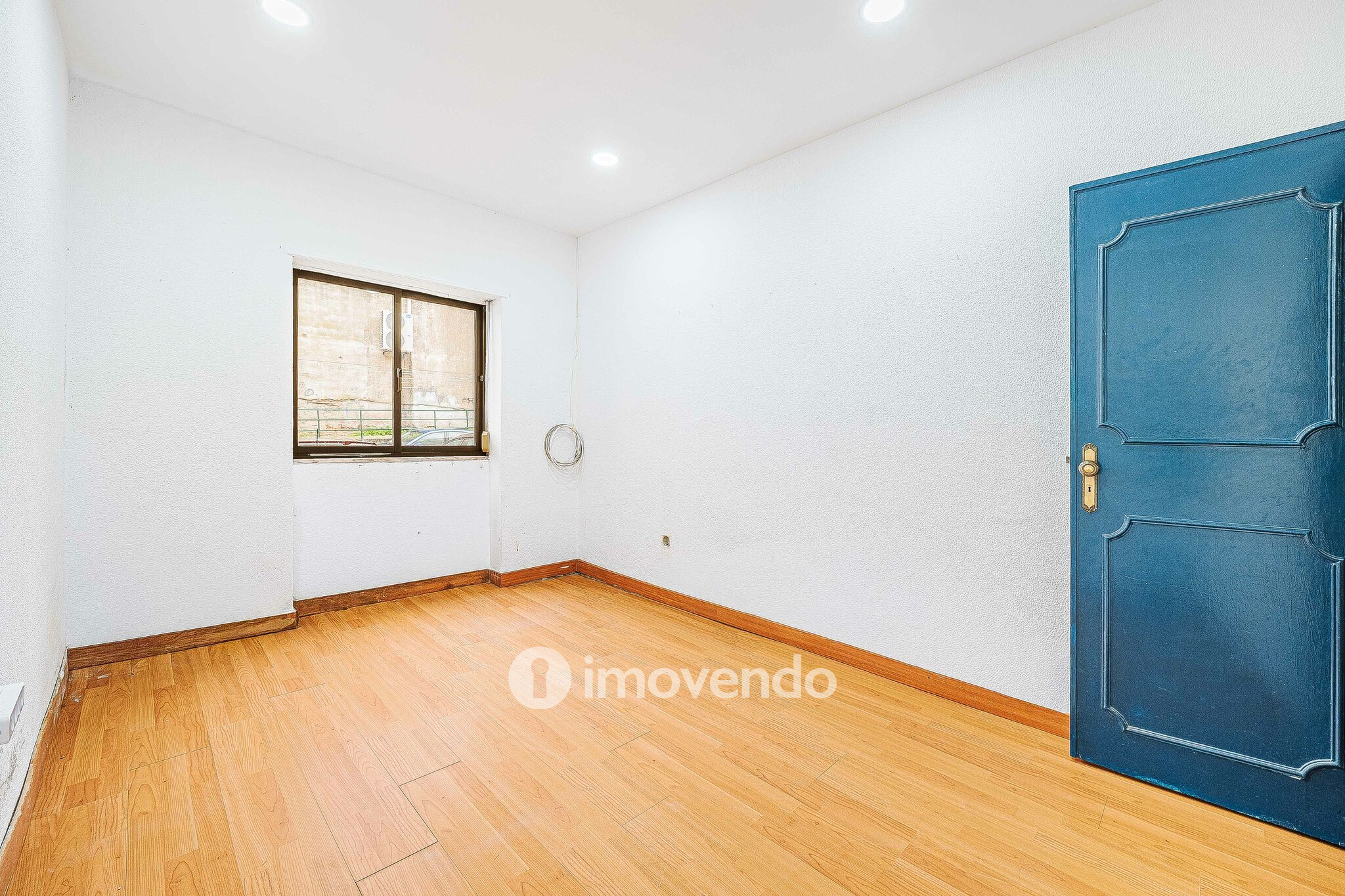 Apartamento T3 vazio, com áreas generosas, no Barreiro