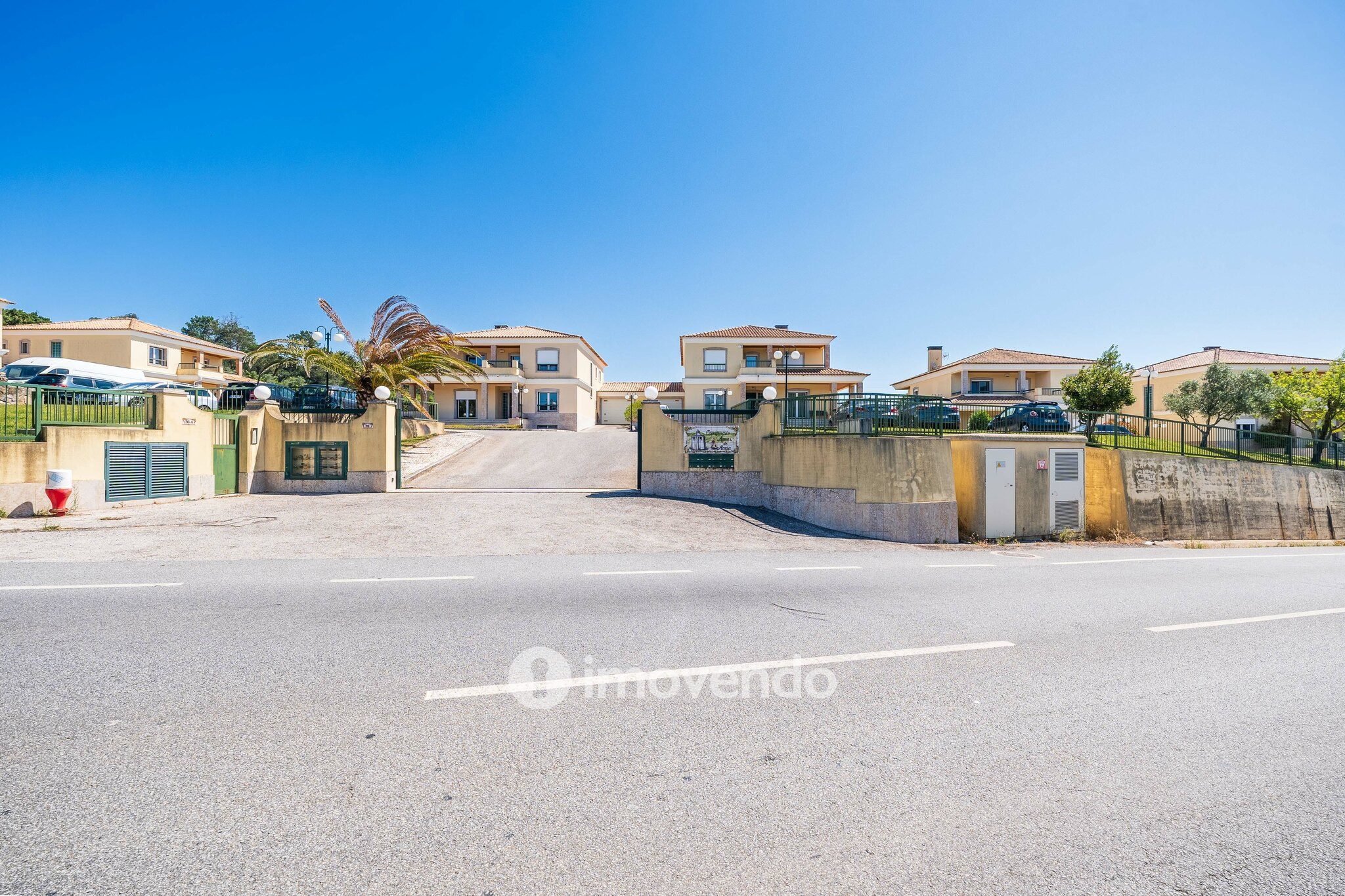 Moradia T4, com condomínio com piscina, em Almargem do Bispo