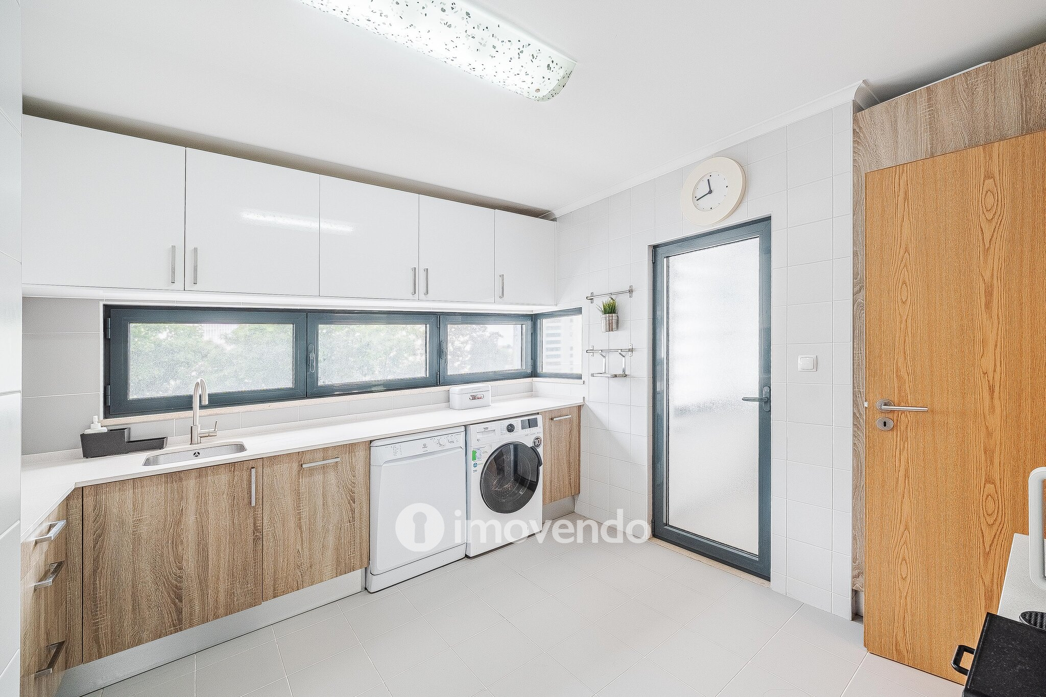 Apartamento T3, com estacionamento e terraço, em Loures