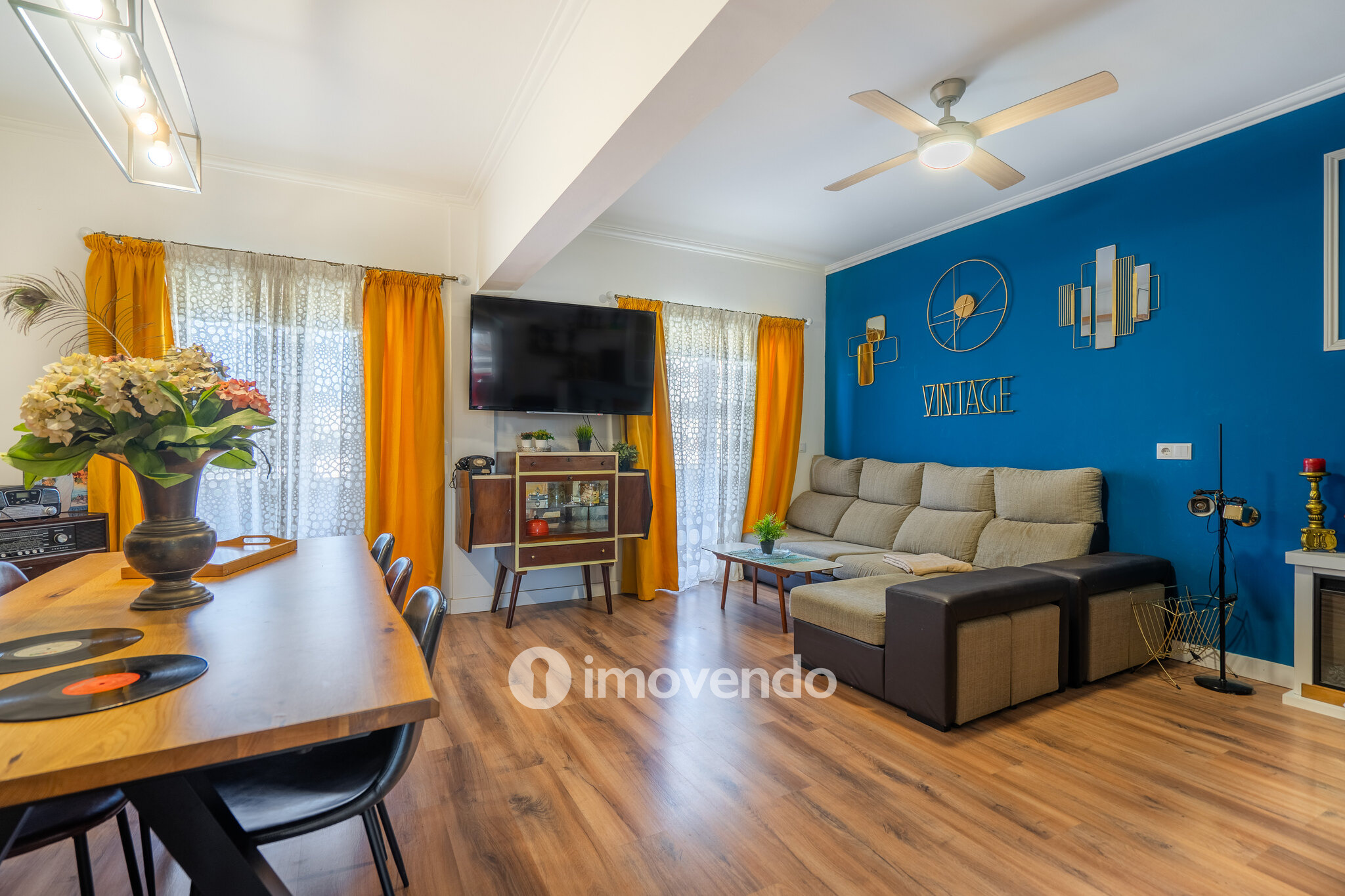 Apartamento T3+1 com áreas amplas e cozinha equipada, no Lumiar