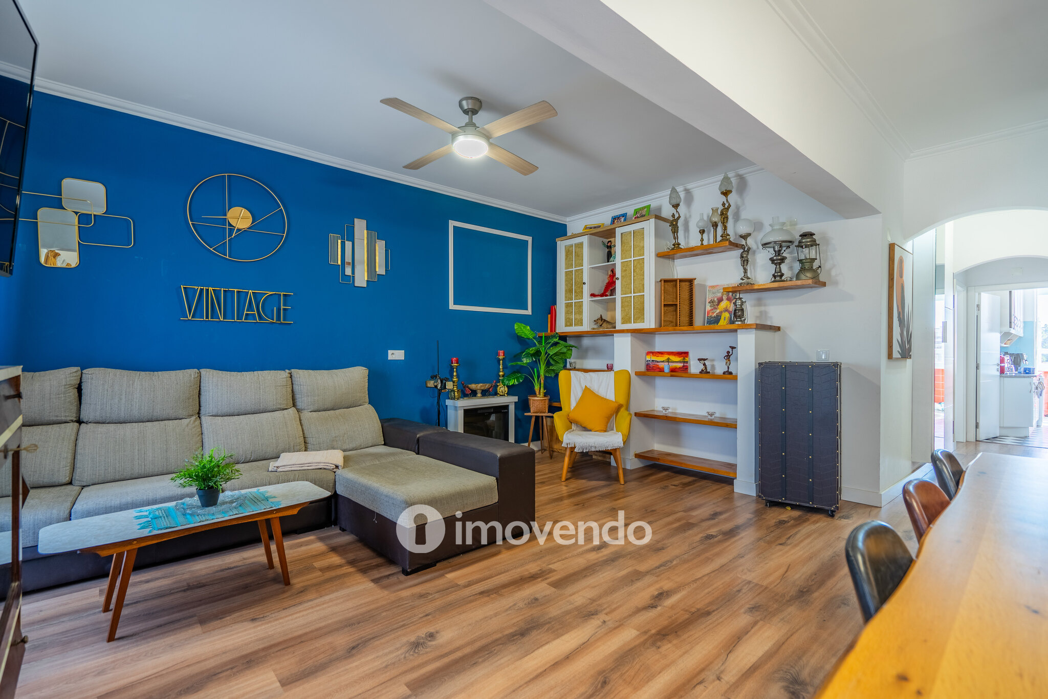Apartamento T3+1 com áreas amplas e cozinha equipada, no Lumiar