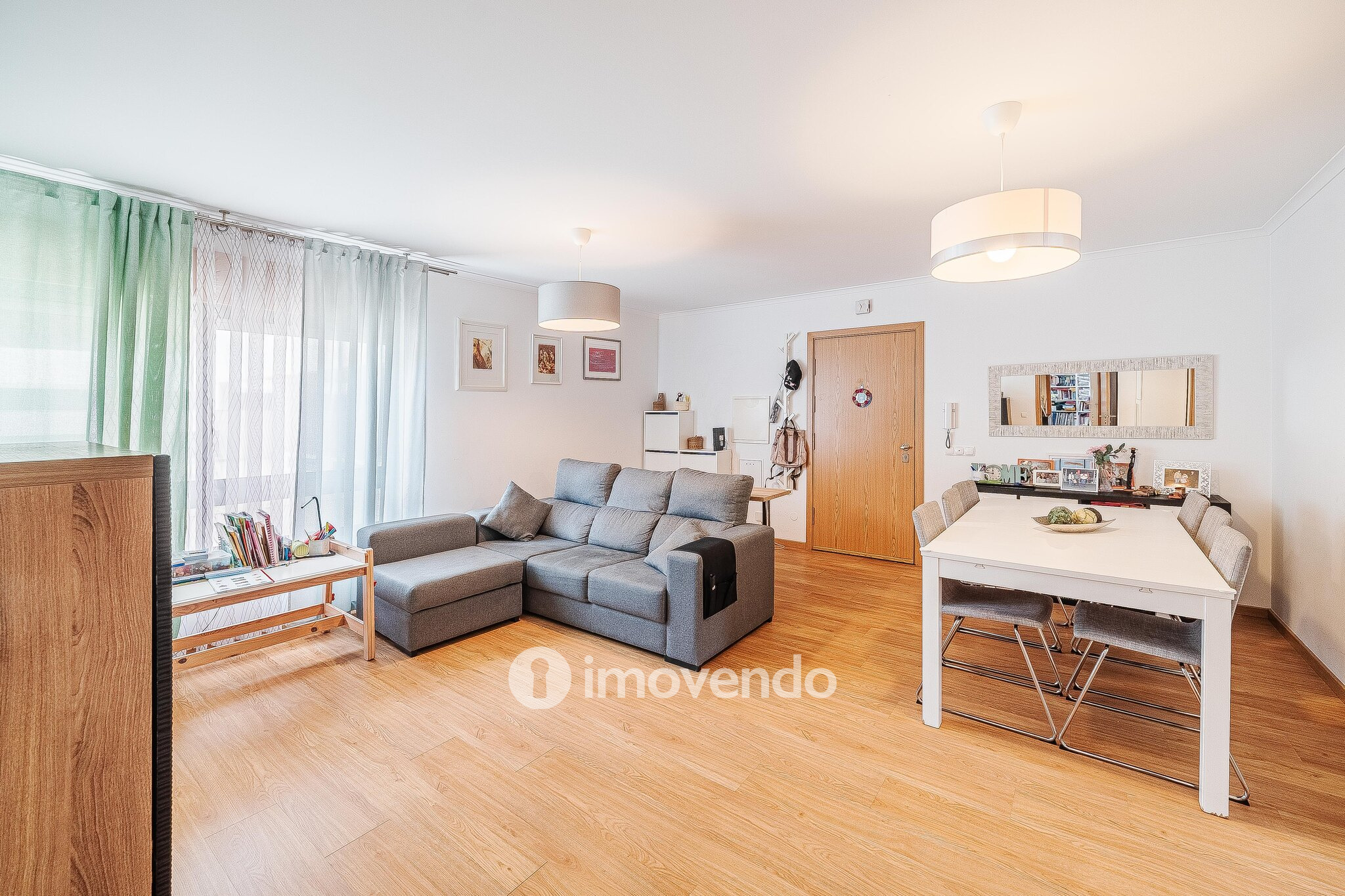Apartamento T3, com estacionamento e terraço, em Loures