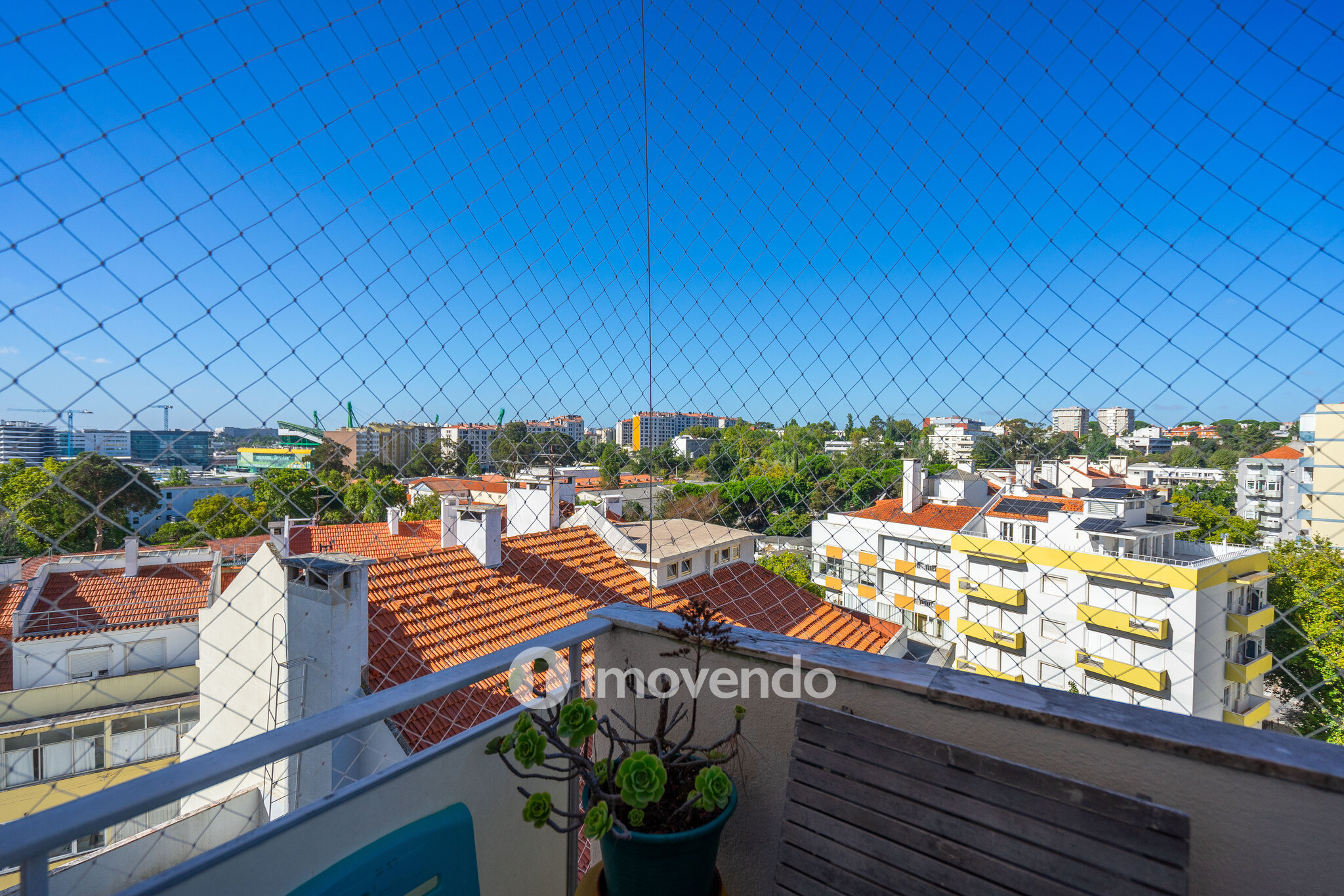 Apartamento T3+1 com áreas amplas e cozinha equipada, no Lumiar