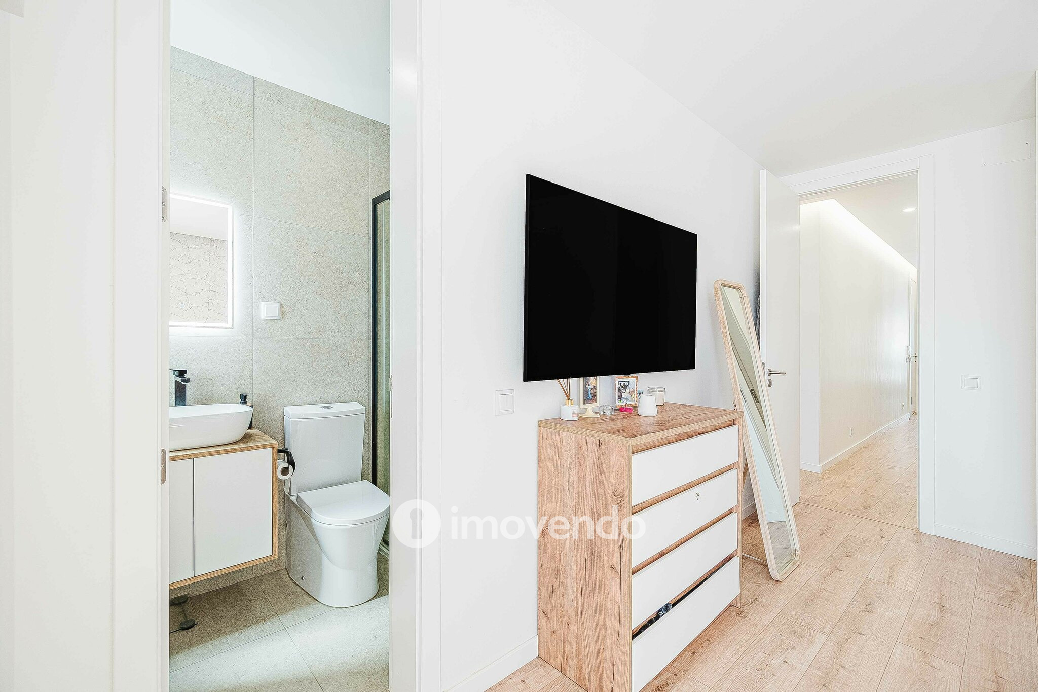 Apartamento T3+1 remodelado, com cozinha equipada, em Arroios