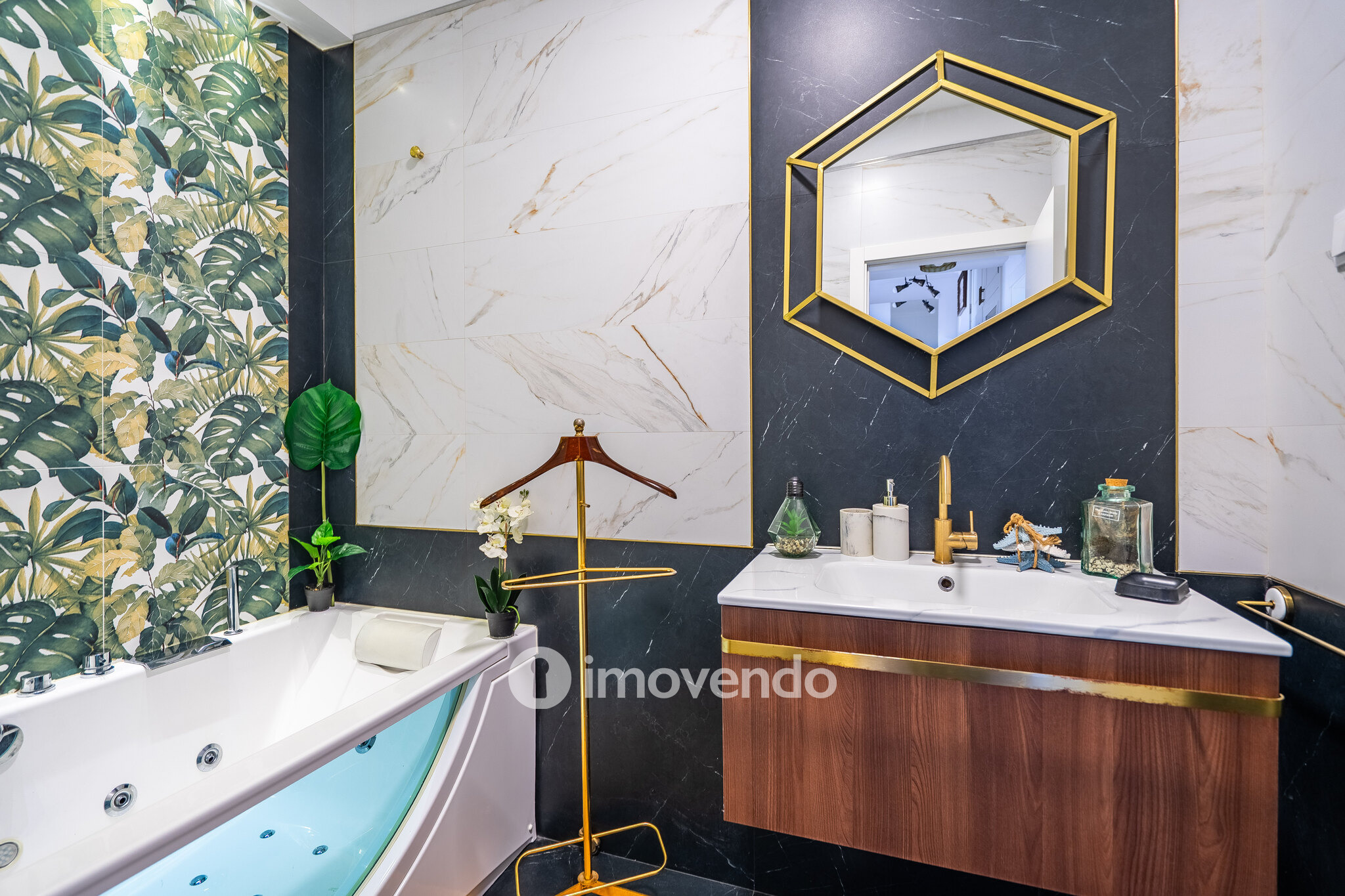 Apartamento T3+1 com áreas amplas e cozinha equipada, no Lumiar