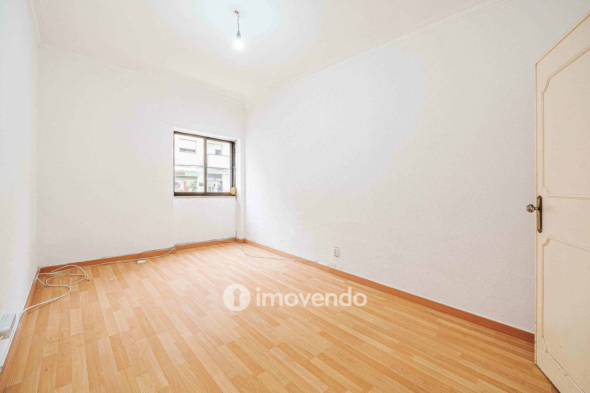 Apartamento T3 vazio, com áreas generosas, no Barreiro