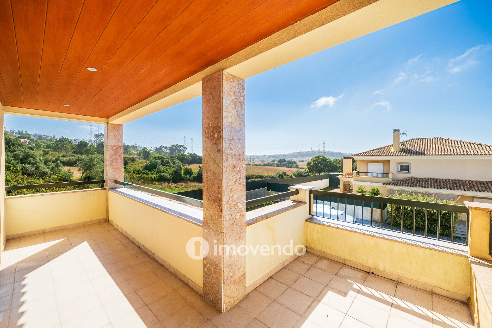 Moradia T4, com condomínio com piscina, em Almargem do Bispo