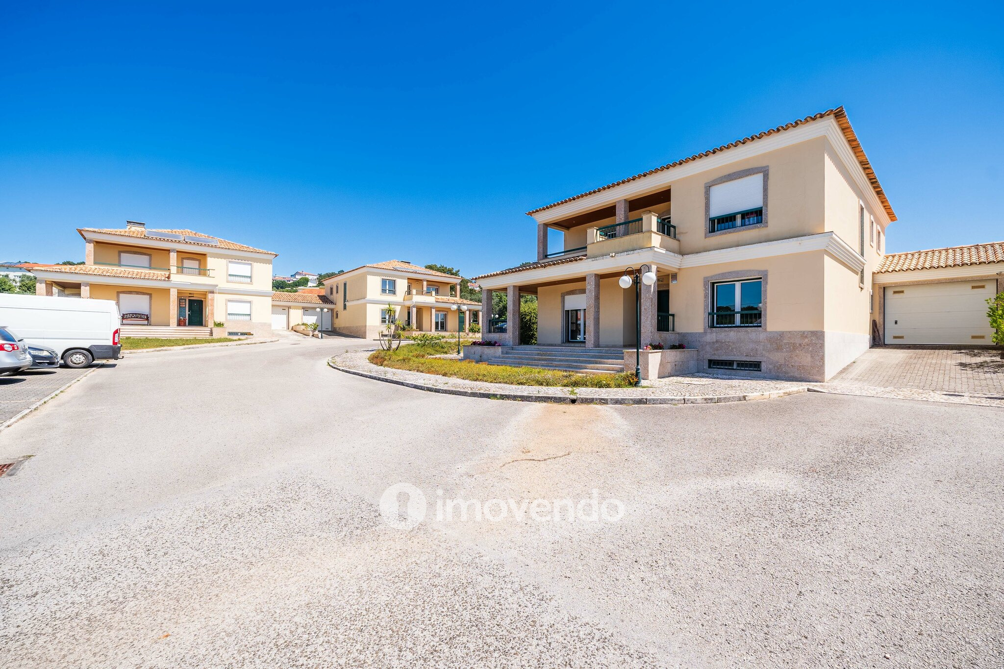 Moradia T4, com condomínio com piscina, em Almargem do Bispo