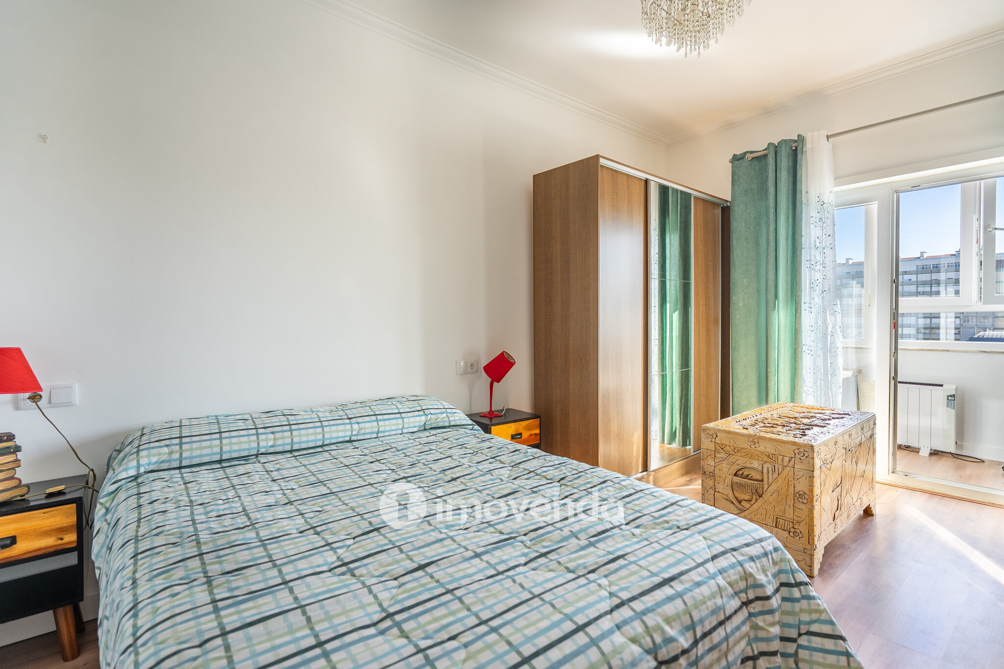 Apartamento T3+1 com áreas amplas e cozinha equipada, no Lumiar